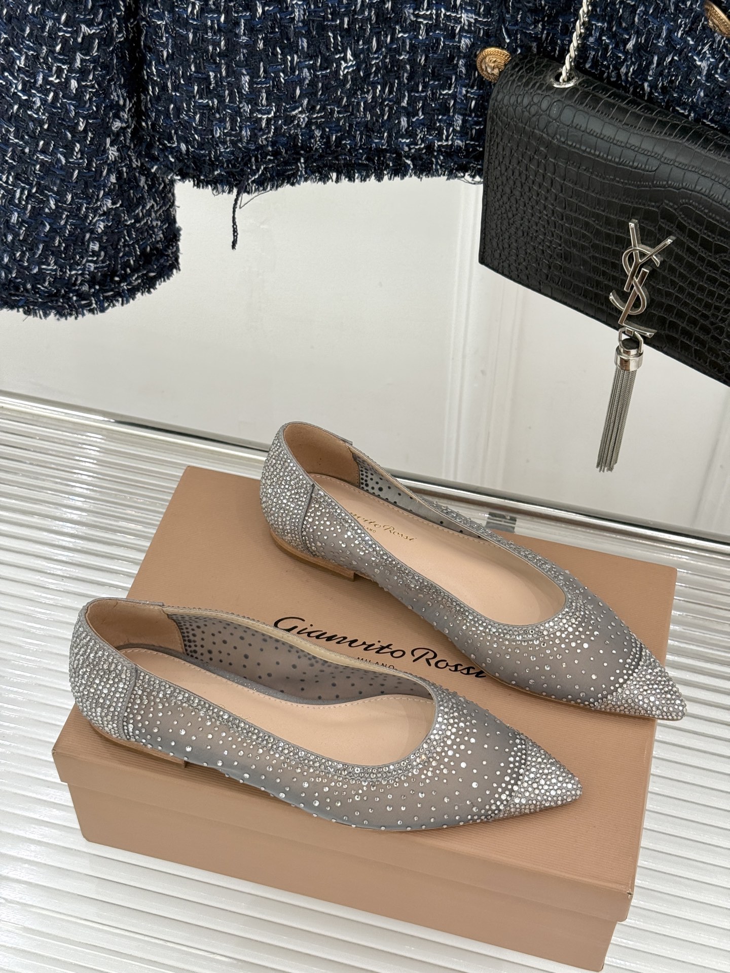 Gianvito Rossi26WF新品网纱水钻平底单鞋GR以意式打造足间轻盈奢美。通透网纱轻裹脚背 纤