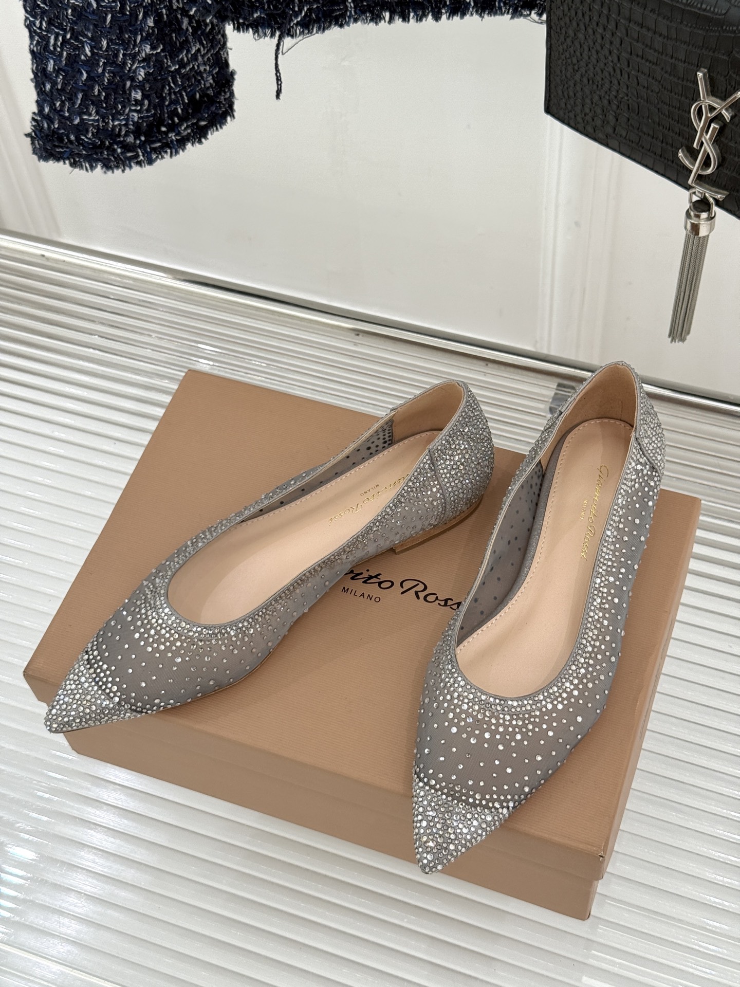 Gianvito Rossi26WF新品网纱水钻平底单鞋GR以意式打造足间轻盈奢美。通透网纱轻裹脚背 纤