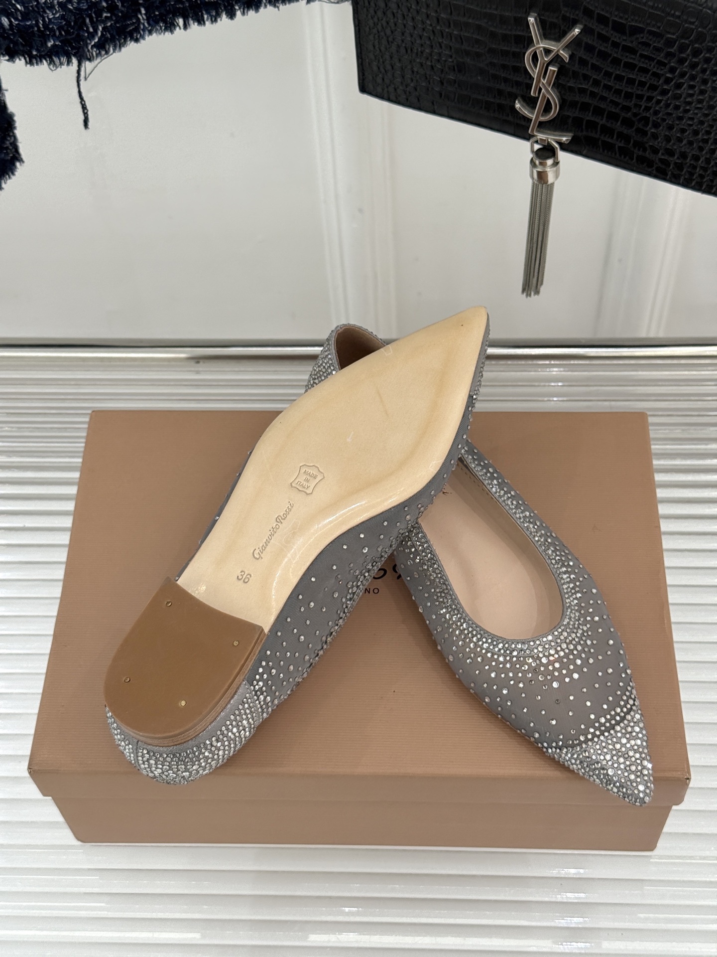 Gianvito Rossi26WF新品网纱水钻平底单鞋GR以意式打造足间轻盈奢美。通透网纱轻裹脚背 纤