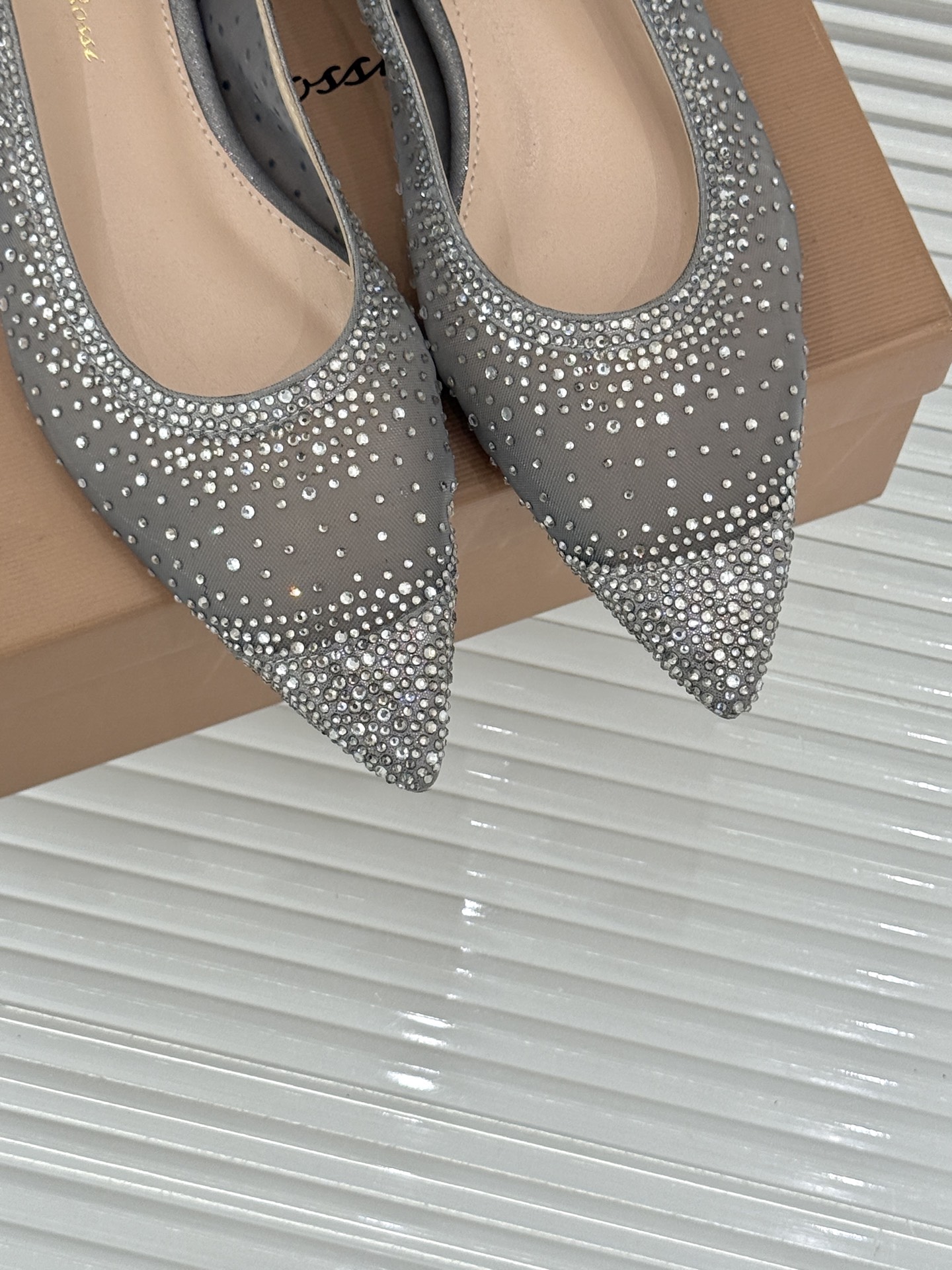 Gianvito Rossi26WF新品网纱水钻平底单鞋GR以意式打造足间轻盈奢美。通透网纱轻裹脚背 纤