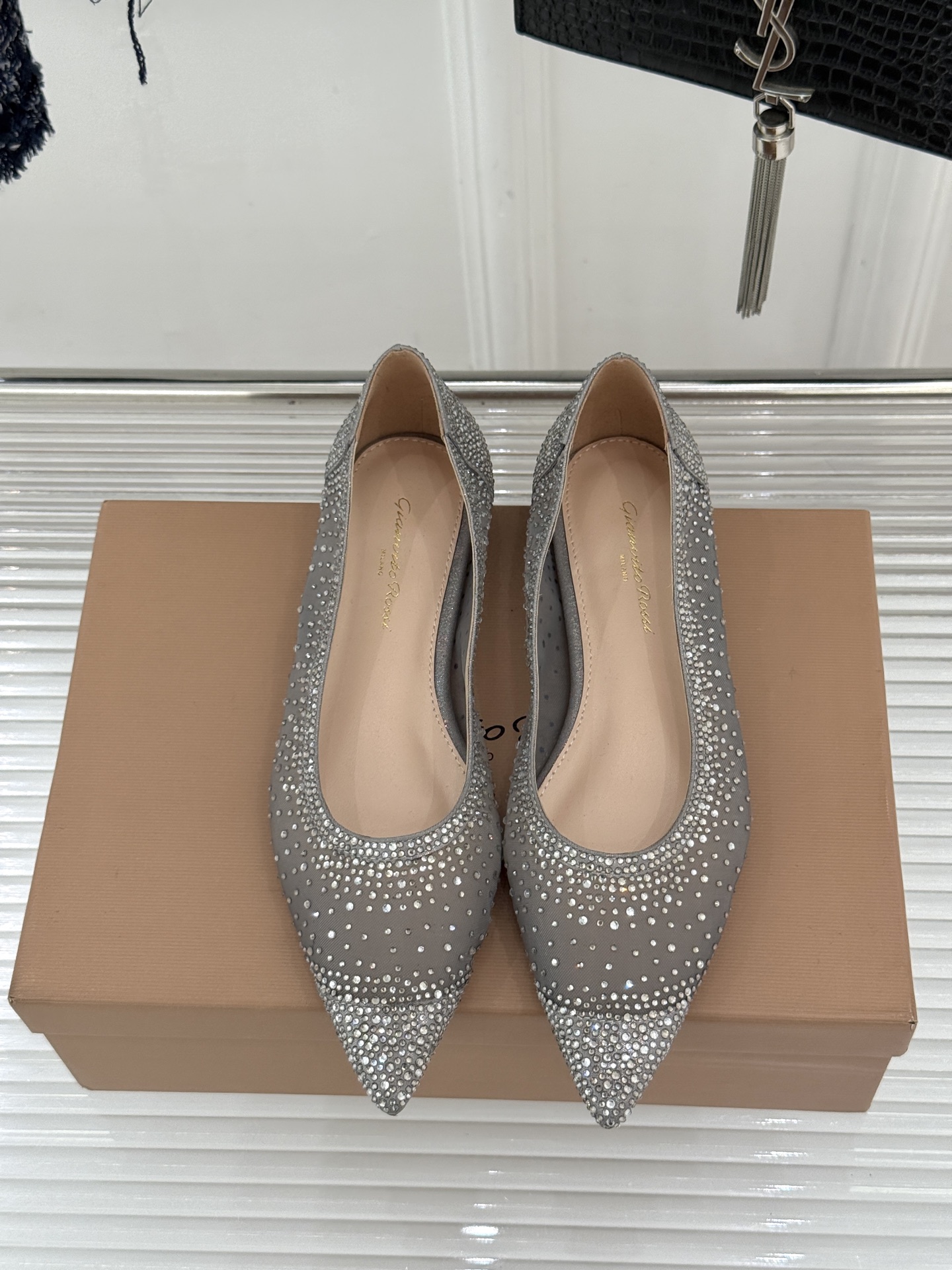 Gianvito Rossi26WF新品网纱水钻平底单鞋GR以意式打造足间轻盈奢美。通透网纱轻裹脚背 纤