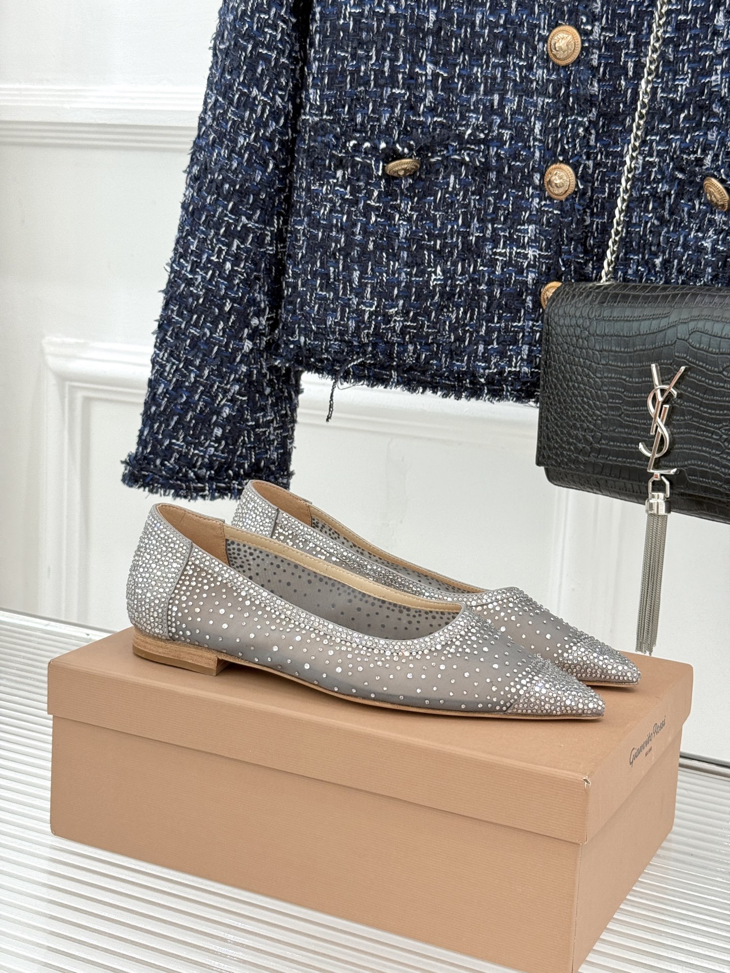 Gianvito Rossi26WF新品网纱水钻平底单鞋GR以意式打造足间轻盈奢美。通透网纱轻裹脚背 纤