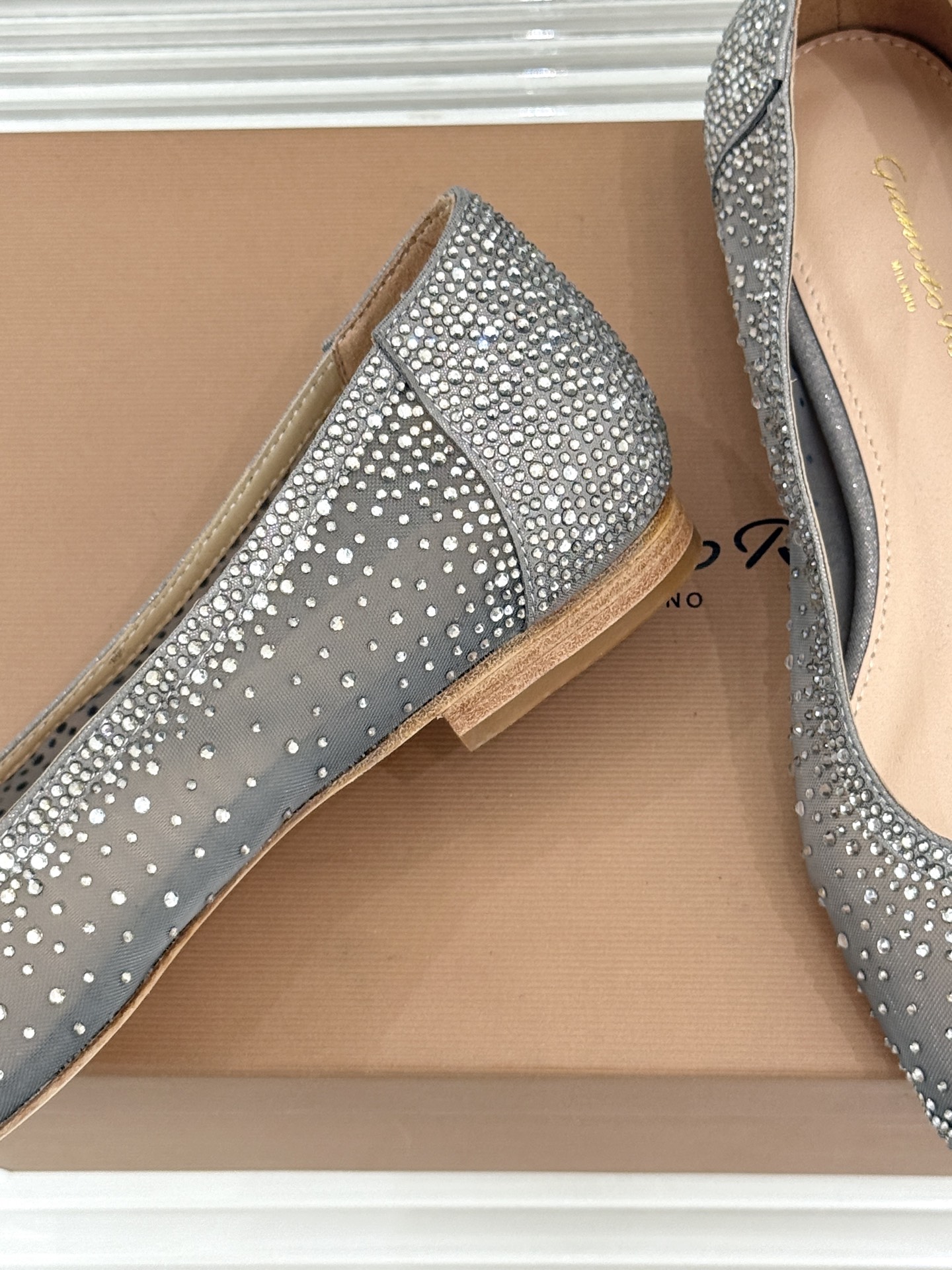 Gianvito Rossi26WF新品网纱水钻平底单鞋GR以意式打造足间轻盈奢美。通透网纱轻裹脚背 纤