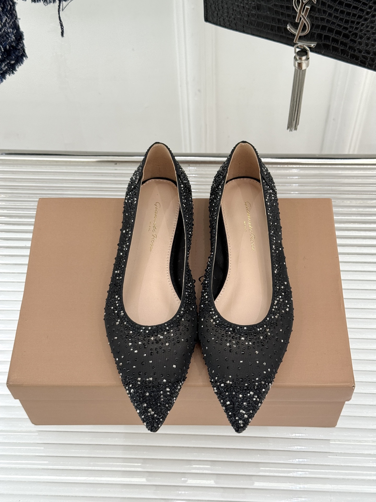 Gianvito Rossi26WF新品网纱水钻平底单鞋GR以意式打造足间轻盈奢美。通透网纱轻裹脚背 纤