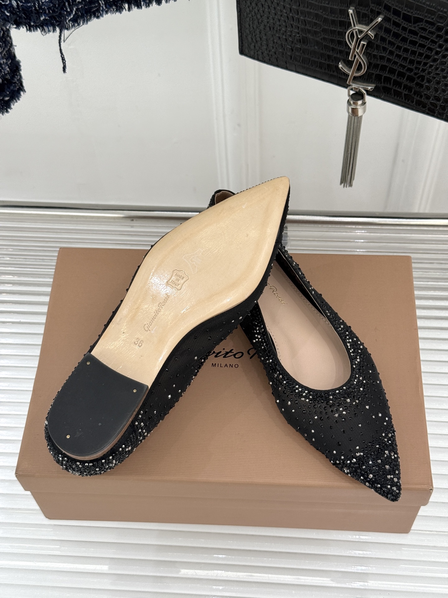 Gianvito Rossi26WF新品网纱水钻平底单鞋GR以意式打造足间轻盈奢美。通透网纱轻裹脚背 纤