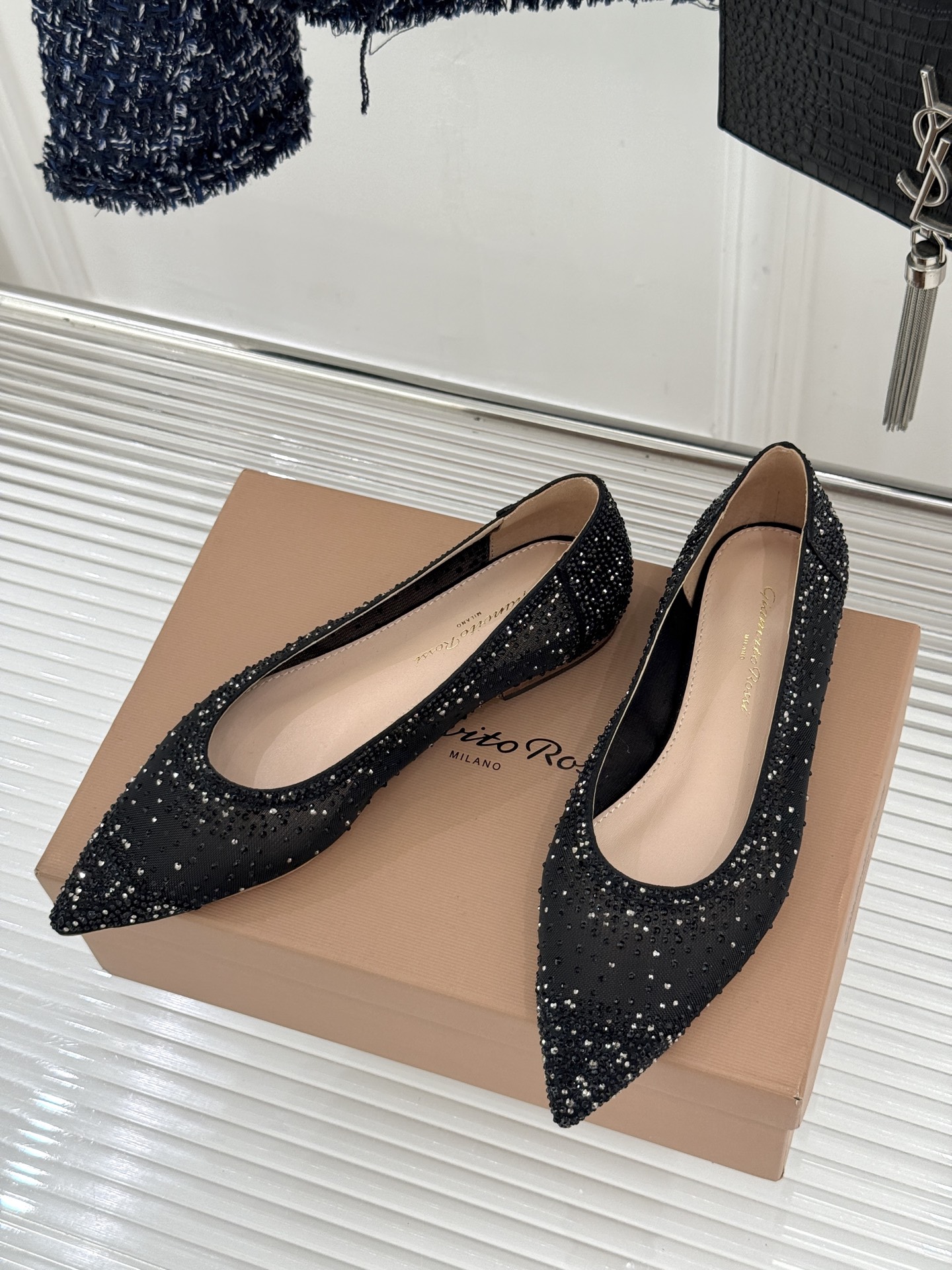 Gianvito Rossi26WF新品网纱水钻平底单鞋GR以意式打造足间轻盈奢美。通透网纱轻裹脚背 纤