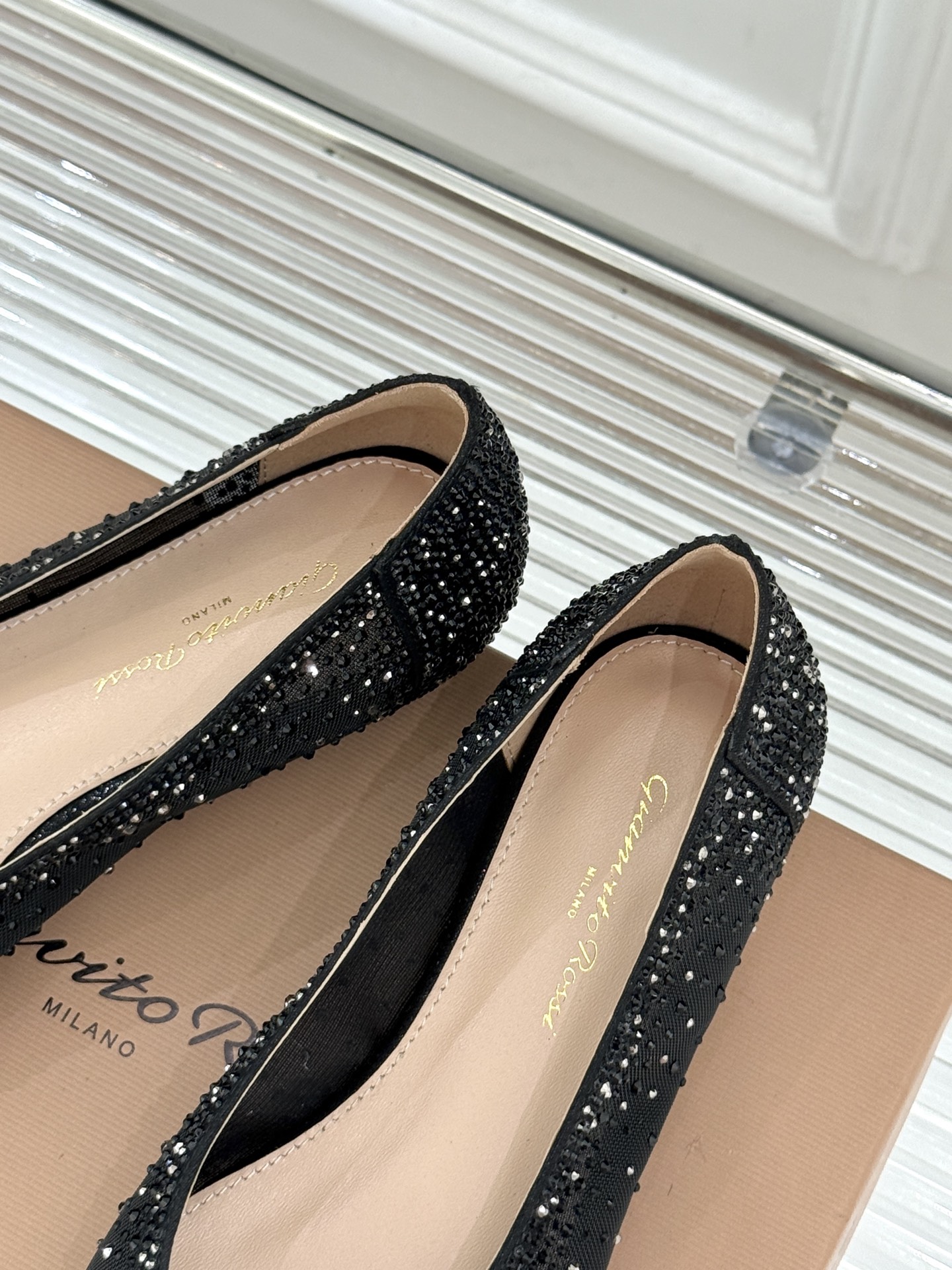 Gianvito Rossi26WF新品网纱水钻平底单鞋GR以意式打造足间轻盈奢美。通透网纱轻裹脚背 纤