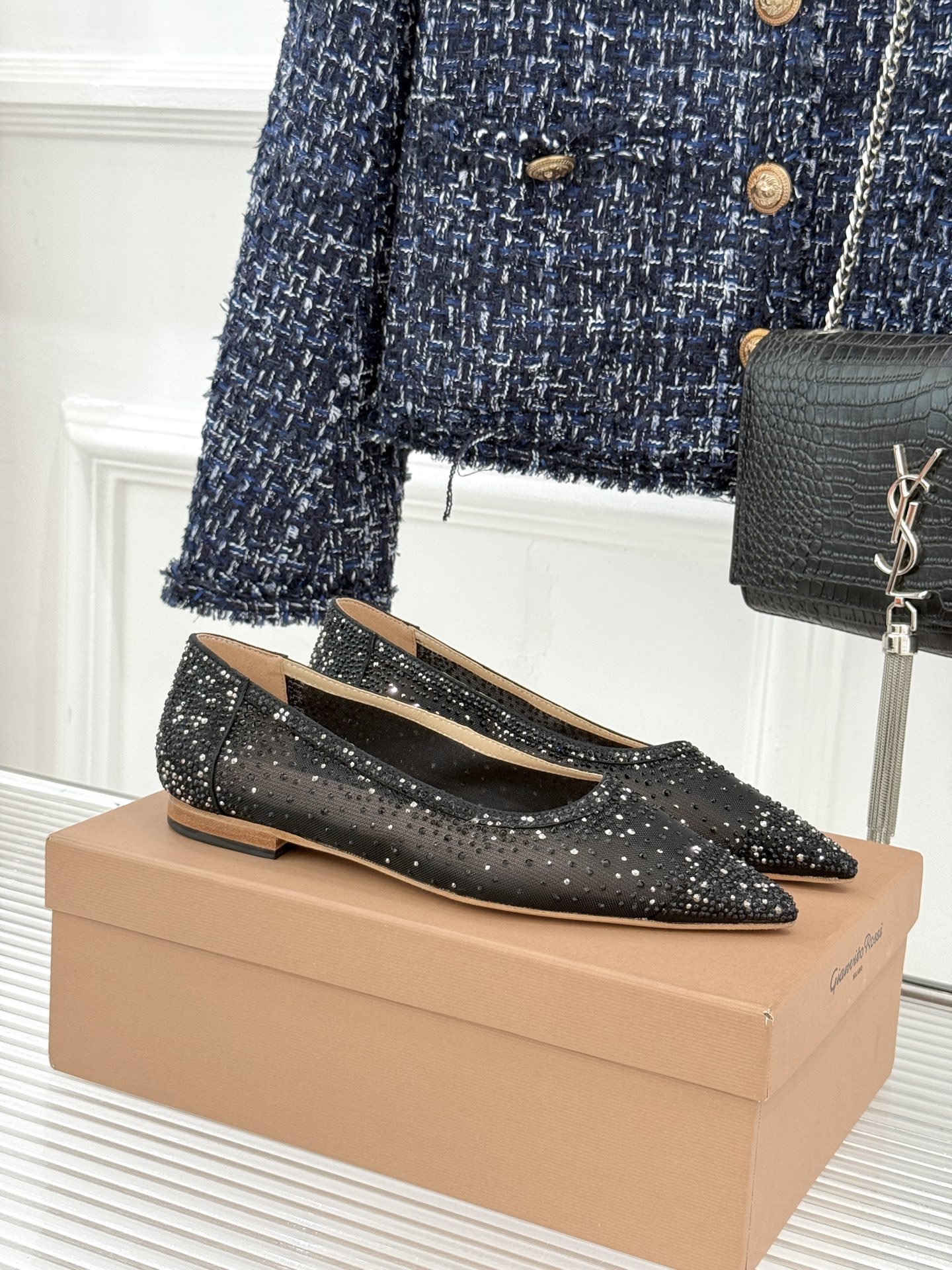 NO:757656,Gianvito Rossi26WF new mesh rhinestone flat shoes GR are designed with Italian style to create lightness and luxury on the feet. The transparent mesh lightly wraps the instep and is thin and breathable. The hand-paved rhinestones shimmer with every step, balancing elegance and agility just right. The pointed toe cut is neat and slim, elongating the leg line. The flat version is comfortable and allows you to walk freely and stress-free. From dinner red carpets to daily commuting, it is suitable for dresses and skirts and is versatile for any scene.  Crafted in Italy, the texture is delicate and durable. It is a must-have for a low-key and luxurious wardrobe. Every step has its own highlight, showing the calm and high-end charm of women. The fabric is made of original customized materials. The inner toes are all sheepskin. Italian imported genuine leather outsole size 35-39 (customized 40/41/42) No. 86260315, single shoes, skirts, sheepskin, Leather soles19860909Gianvito Rossi26WF新品网纱水钻 平底单鞋 GR以意式打造足间轻盈奢美. 通透网纱轻裹脚背 纤薄透气 手工密镶水钻随步履流转微光 将优雅与灵动平衡得恰到好处. 尖头剪裁利落修型 拉长腿部线条 平底版型兼顾舒适 行走自在无压. 从晚宴红毯到日常通勤 适配礼服、半裙 百搭不挑场景. 意大利精工打造 质感细腻耐穿 是低调奢华的衣橱必备 每一步都自带高光 尽显女性从容高级的魅力. 面料采用原版定制材质 内里踮脚均为羊皮 意大利进口真皮大底 size35-39（40/41/42定制） 编号86260315,单鞋,skirts,sheepskin,Leather soles,Women's Shoes