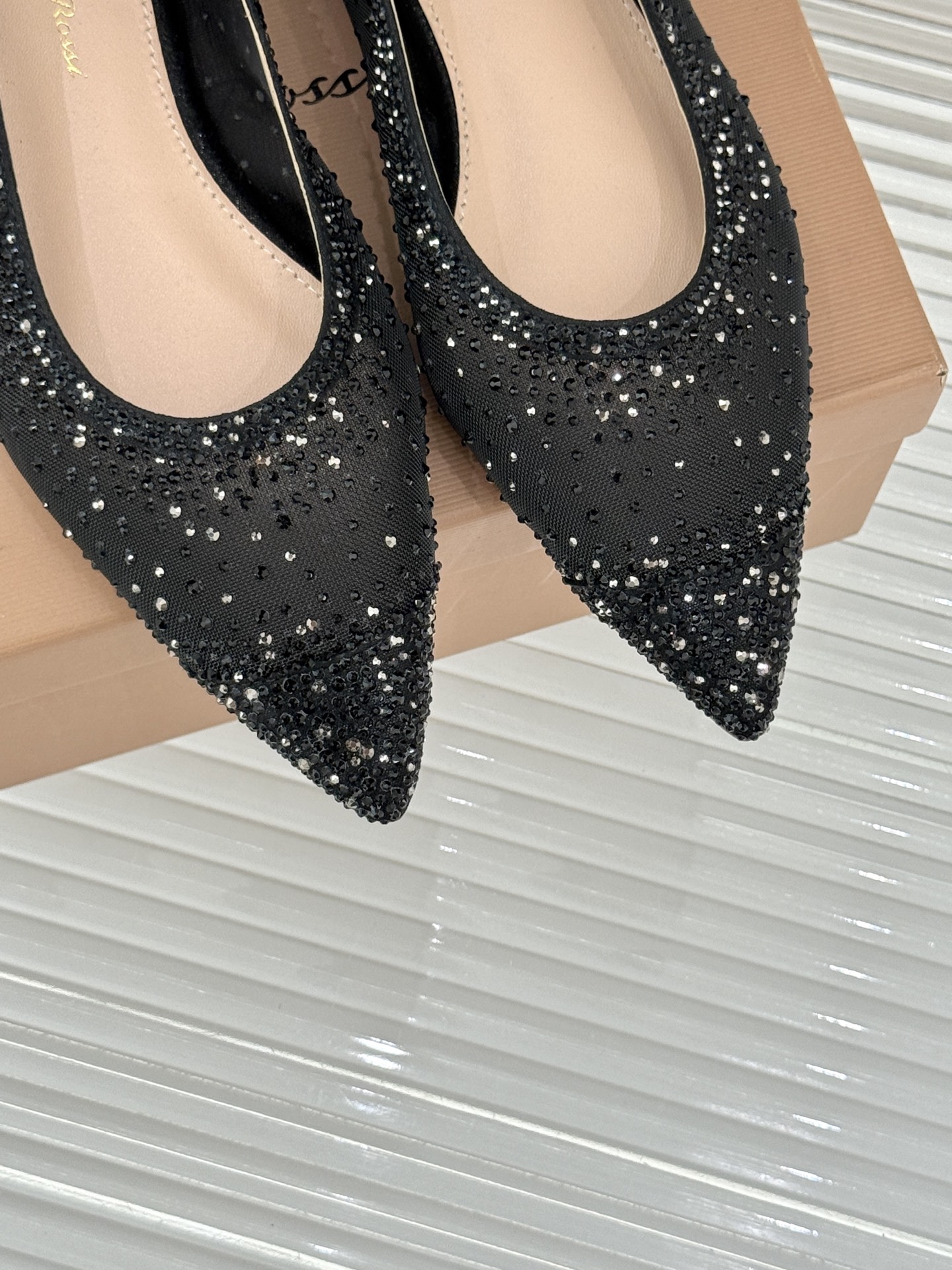 Gianvito Rossi26WF新品网纱水钻平底单鞋GR以意式打造足间轻盈奢美。通透网纱轻裹脚背 纤