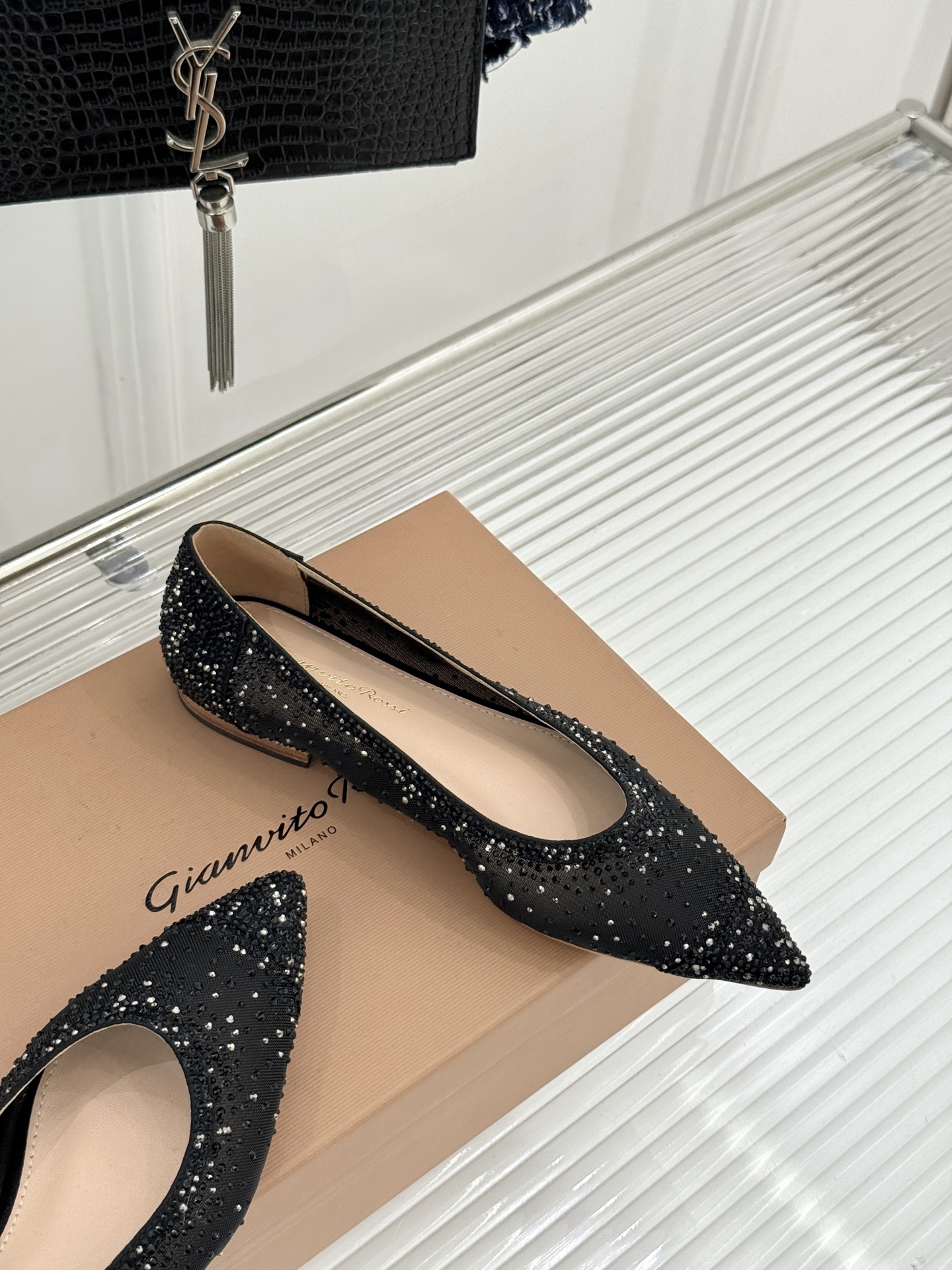 Gianvito Rossi26WF新品网纱水钻平底单鞋GR以意式打造足间轻盈奢美。通透网纱轻裹脚背 纤