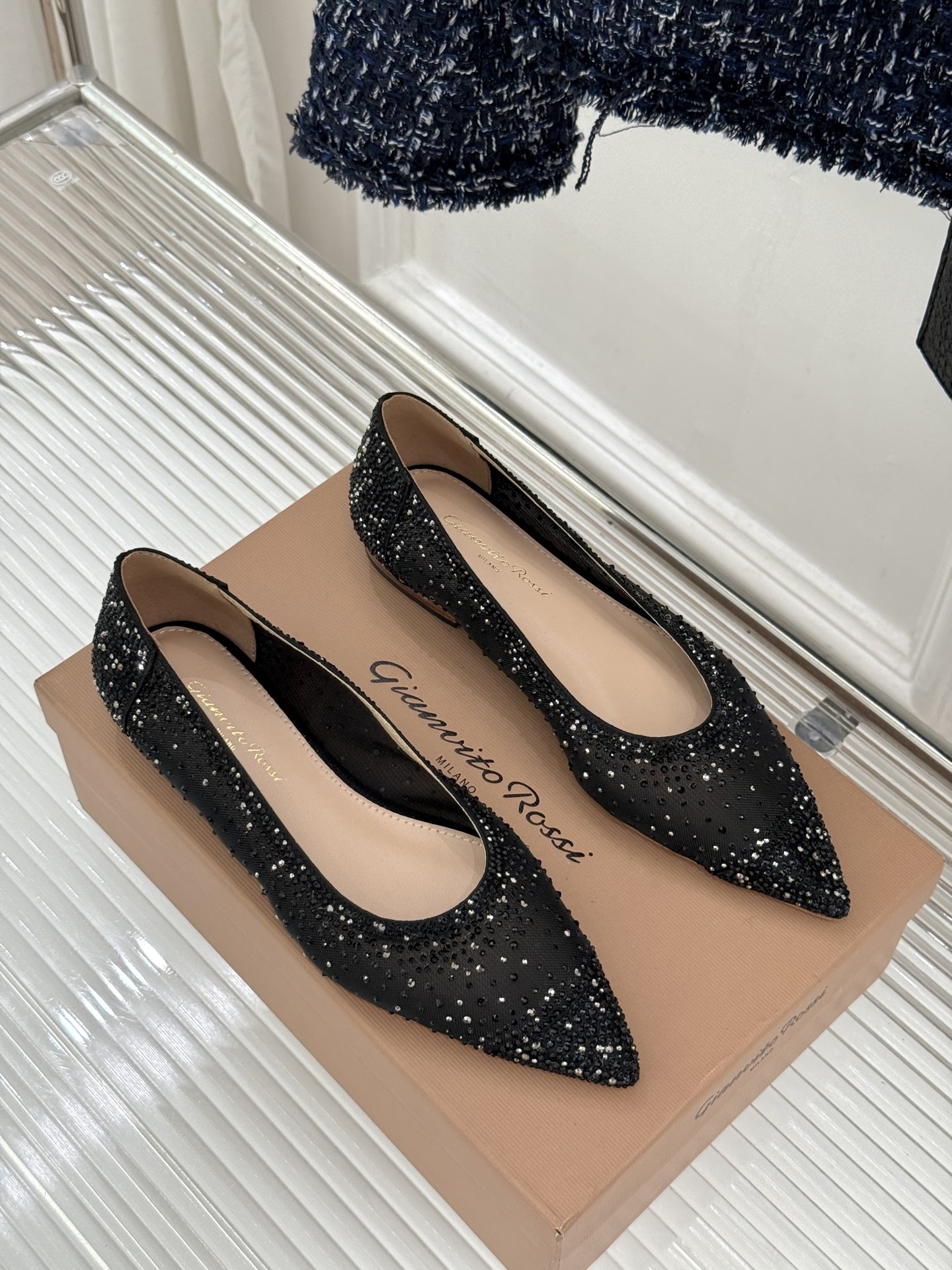 Gianvito Rossi26WF新品网纱水钻平底单鞋GR以意式打造足间轻盈奢美。通透网纱轻裹脚背 纤