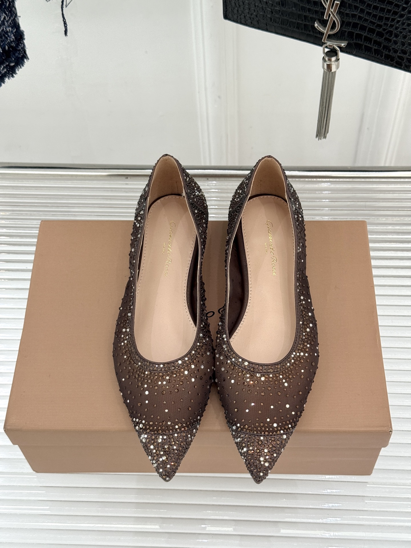 Gianvito Rossi26WF新品网纱水钻平底单鞋GR以意式打造足间轻盈奢美。通透网纱轻裹脚背 纤