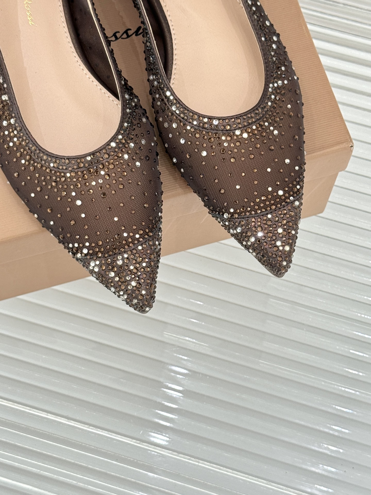 Gianvito Rossi26WF新品网纱水钻平底单鞋GR以意式打造足间轻盈奢美。通透网纱轻裹脚背 纤