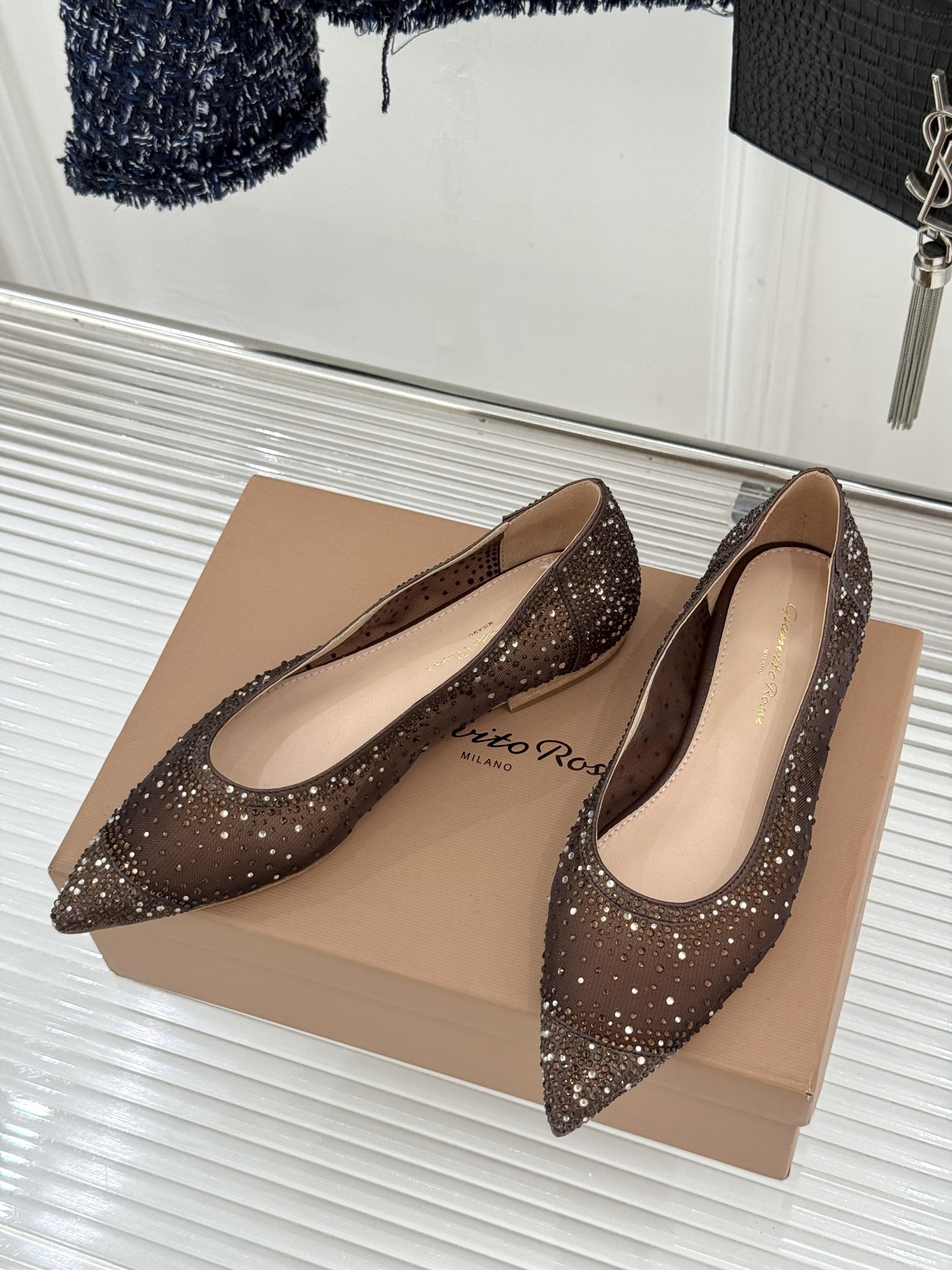 Gianvito Rossi26WF新品网纱水钻平底单鞋GR以意式打造足间轻盈奢美。通透网纱轻裹脚背 纤