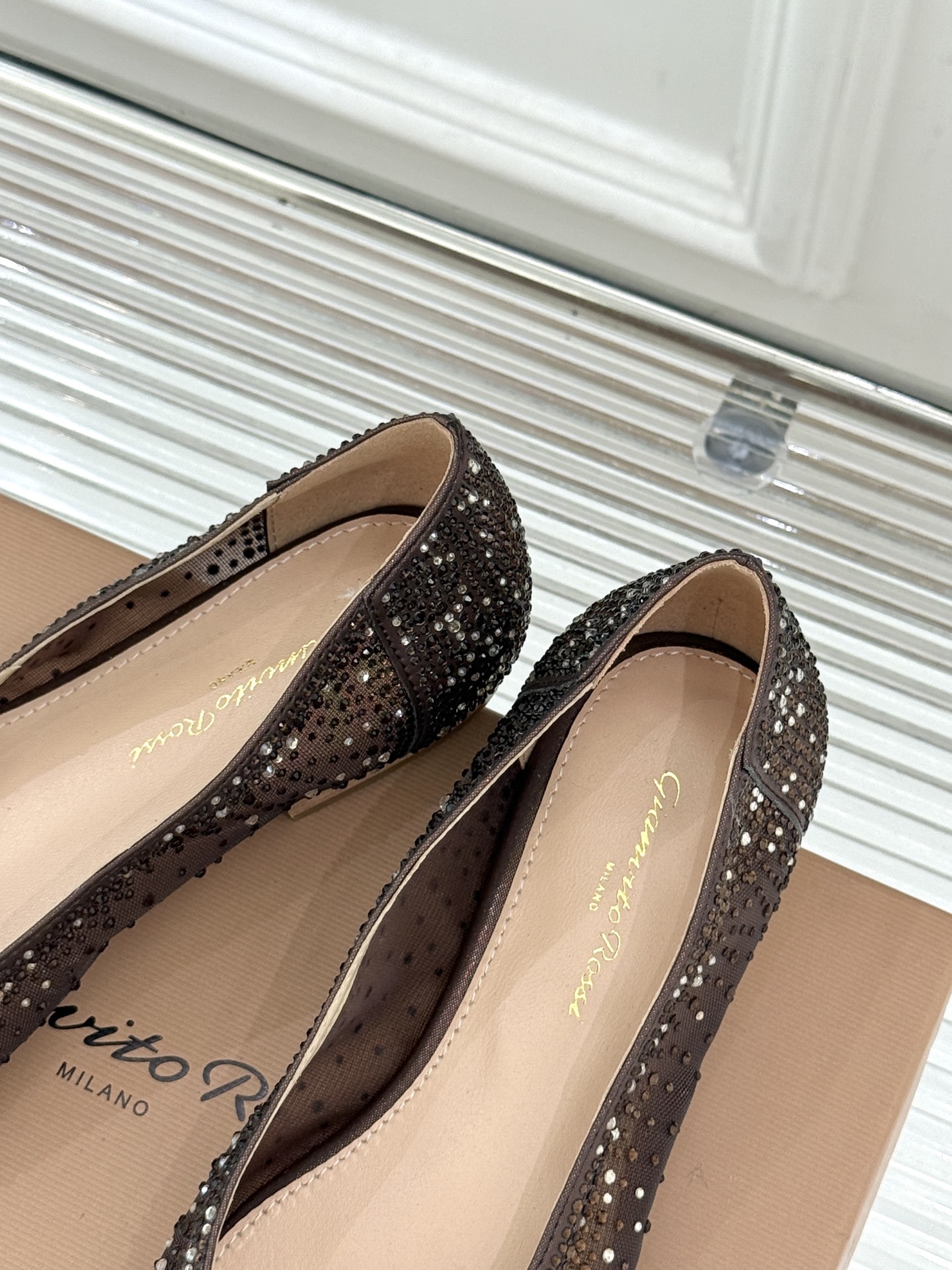 Gianvito Rossi26WF新品网纱水钻平底单鞋GR以意式打造足间轻盈奢美。通透网纱轻裹脚背 纤