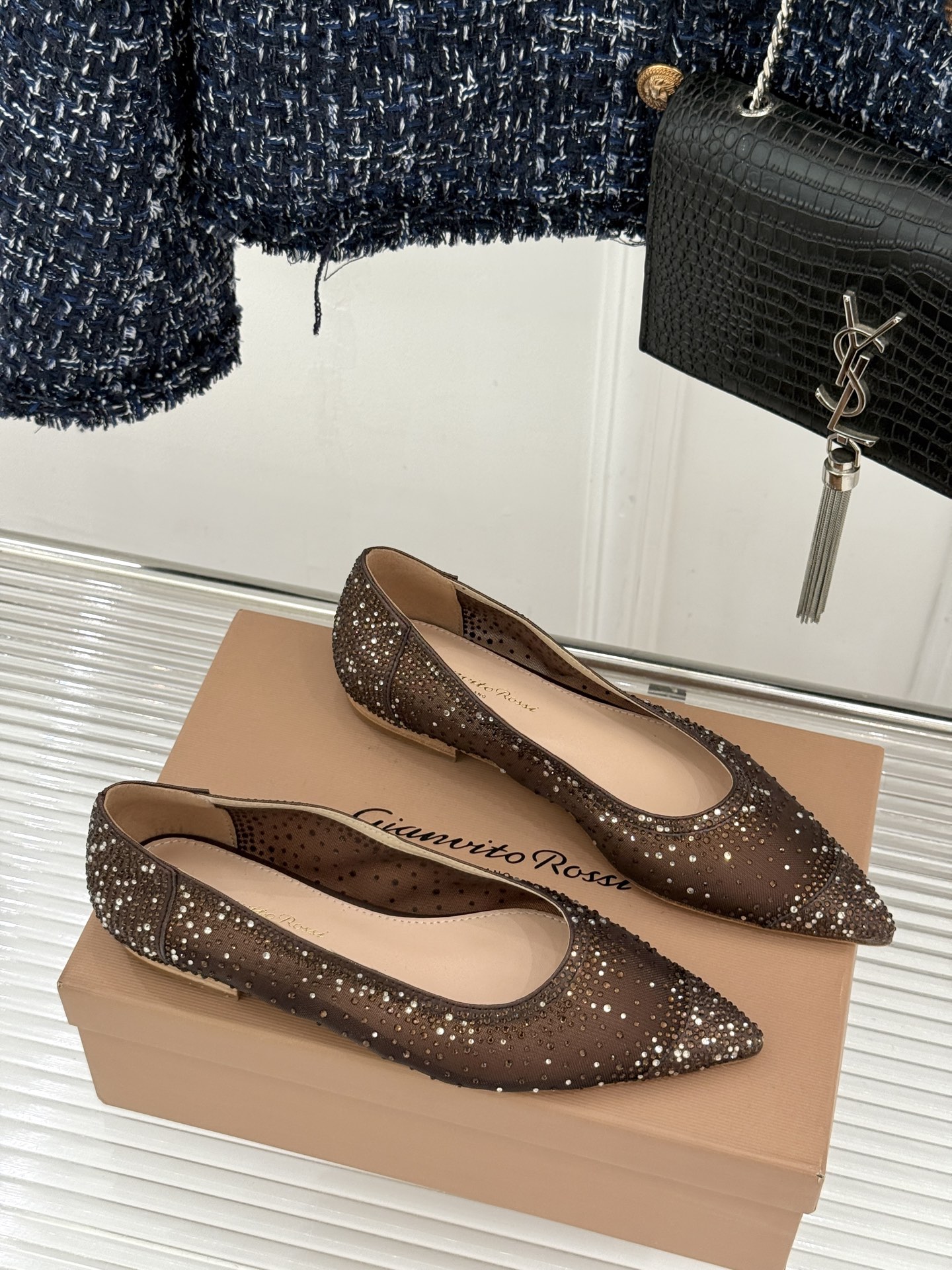 Gianvito Rossi26WF新品网纱水钻平底单鞋GR以意式打造足间轻盈奢美。通透网纱轻裹脚背 纤