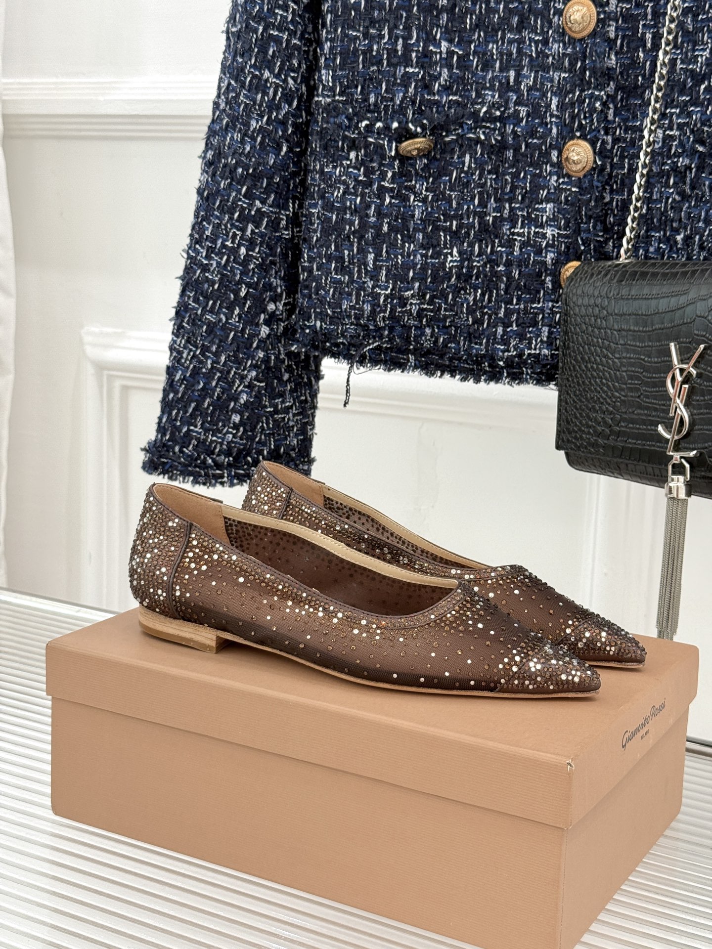 Gianvito Rossi26WF新品网纱水钻平底单鞋GR以意式打造足间轻盈奢美。通透网纱轻裹脚背 纤