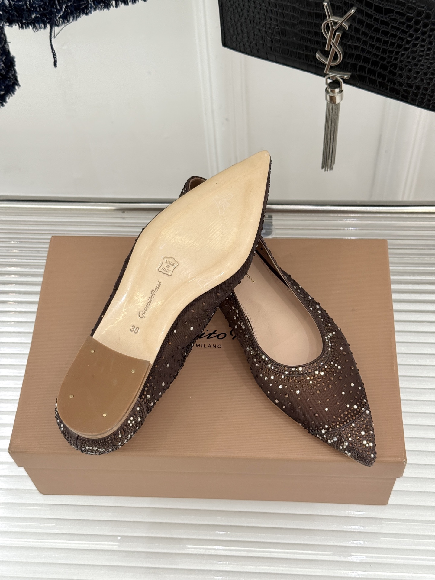 Gianvito Rossi26WF新品网纱水钻平底单鞋GR以意式打造足间轻盈奢美。通透网纱轻裹脚背 纤
