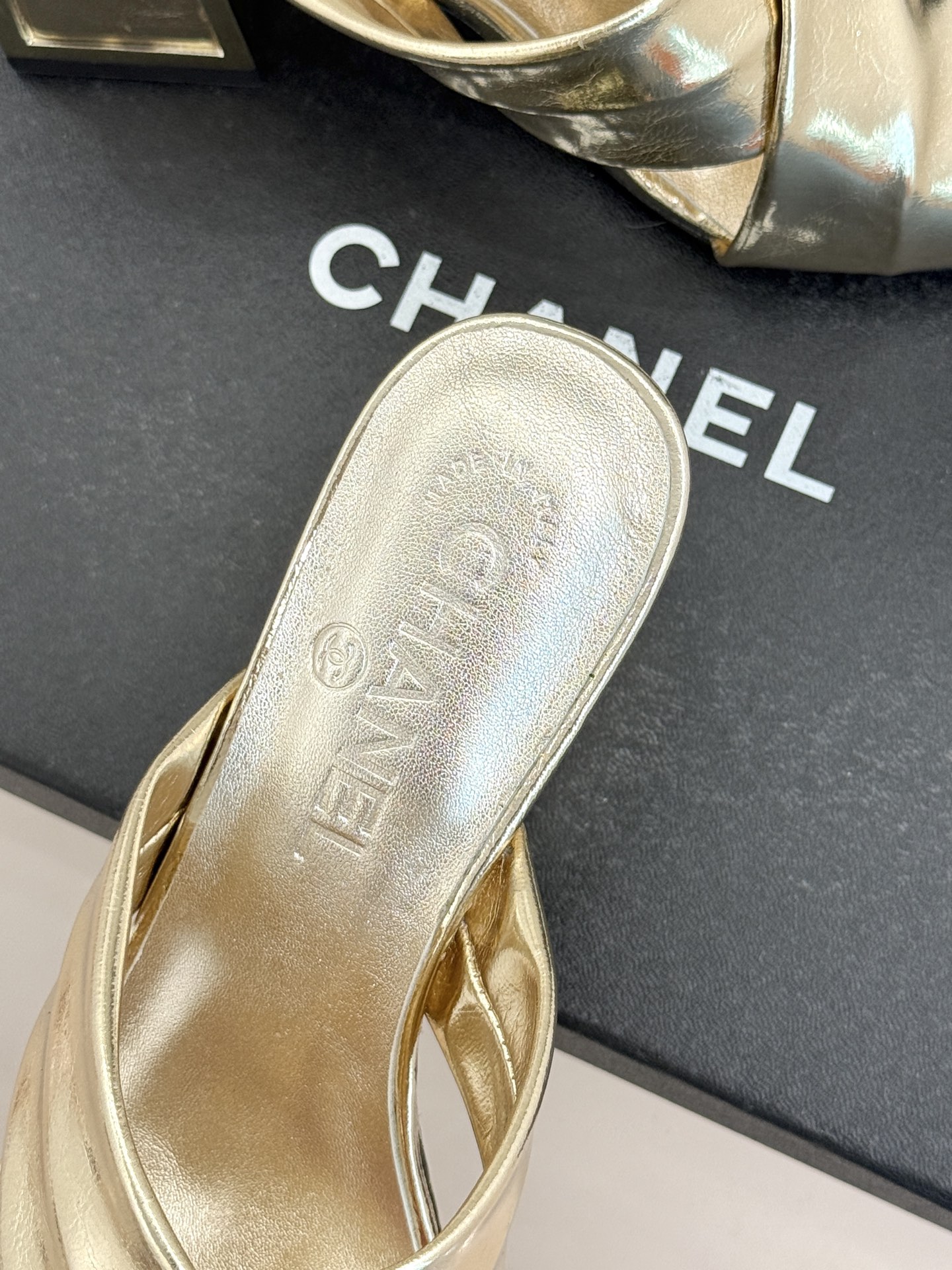 CHANE* ｜小香经典双C交叉带金属跟粗跟拖鞋小香将法式经典与现代慵懒相融打造这款辨识度拉满的粗跟拖鞋