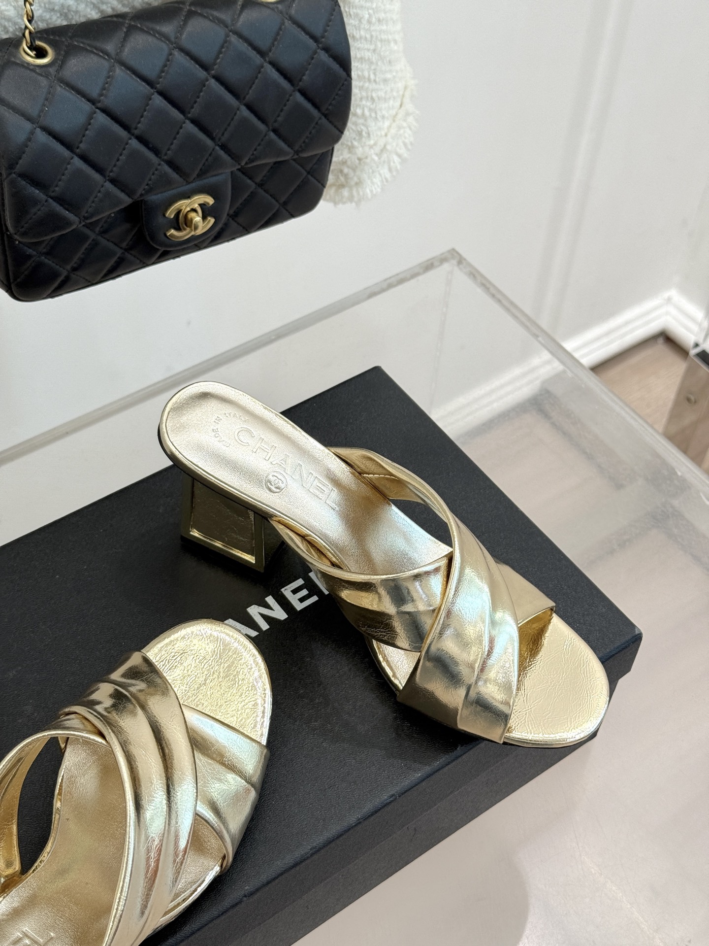 CHANE* ｜小香经典双C交叉带金属跟粗跟拖鞋小香将法式经典与现代慵懒相融打造这款辨识度拉满的粗跟拖鞋