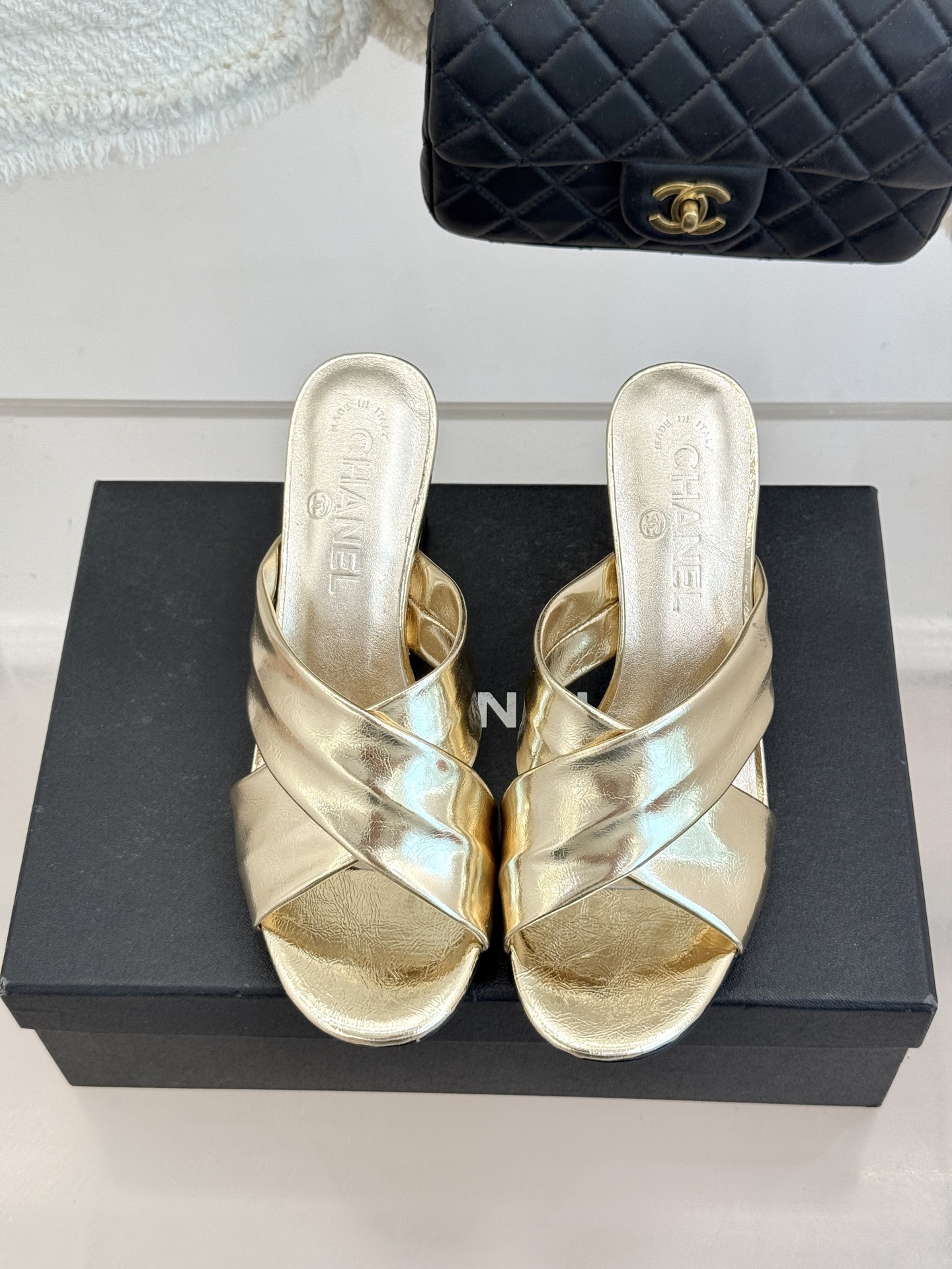 CHANE* ｜小香经典双C交叉带金属跟粗跟拖鞋小香将法式经典与现代慵懒相融打造这款辨识度拉满的粗跟拖鞋