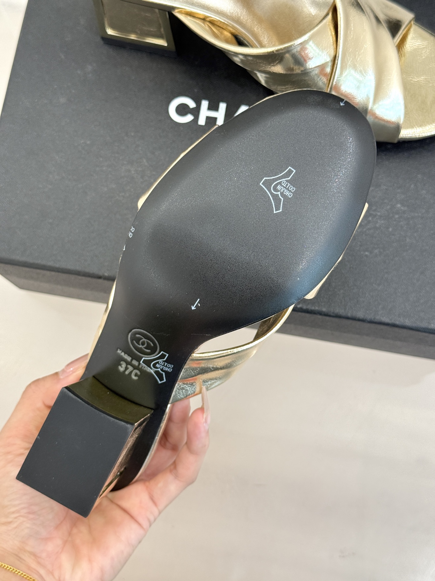 CHANE* ｜小香经典双C交叉带金属跟粗跟拖鞋小香将法式经典与现代慵懒相融打造这款辨识度拉满的粗跟拖鞋