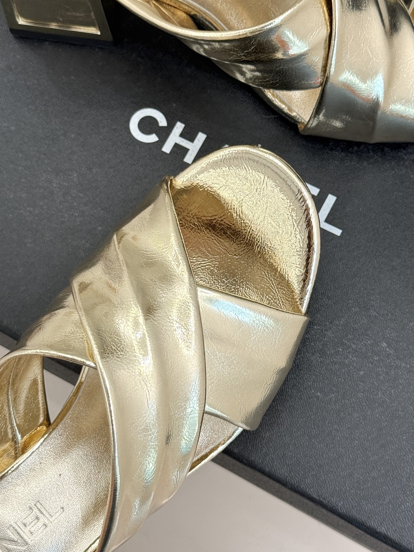 CHANE* ｜小香经典双C交叉带金属跟粗跟拖鞋小香将法式经典与现代慵懒相融打造这款辨识度拉满的粗跟拖鞋