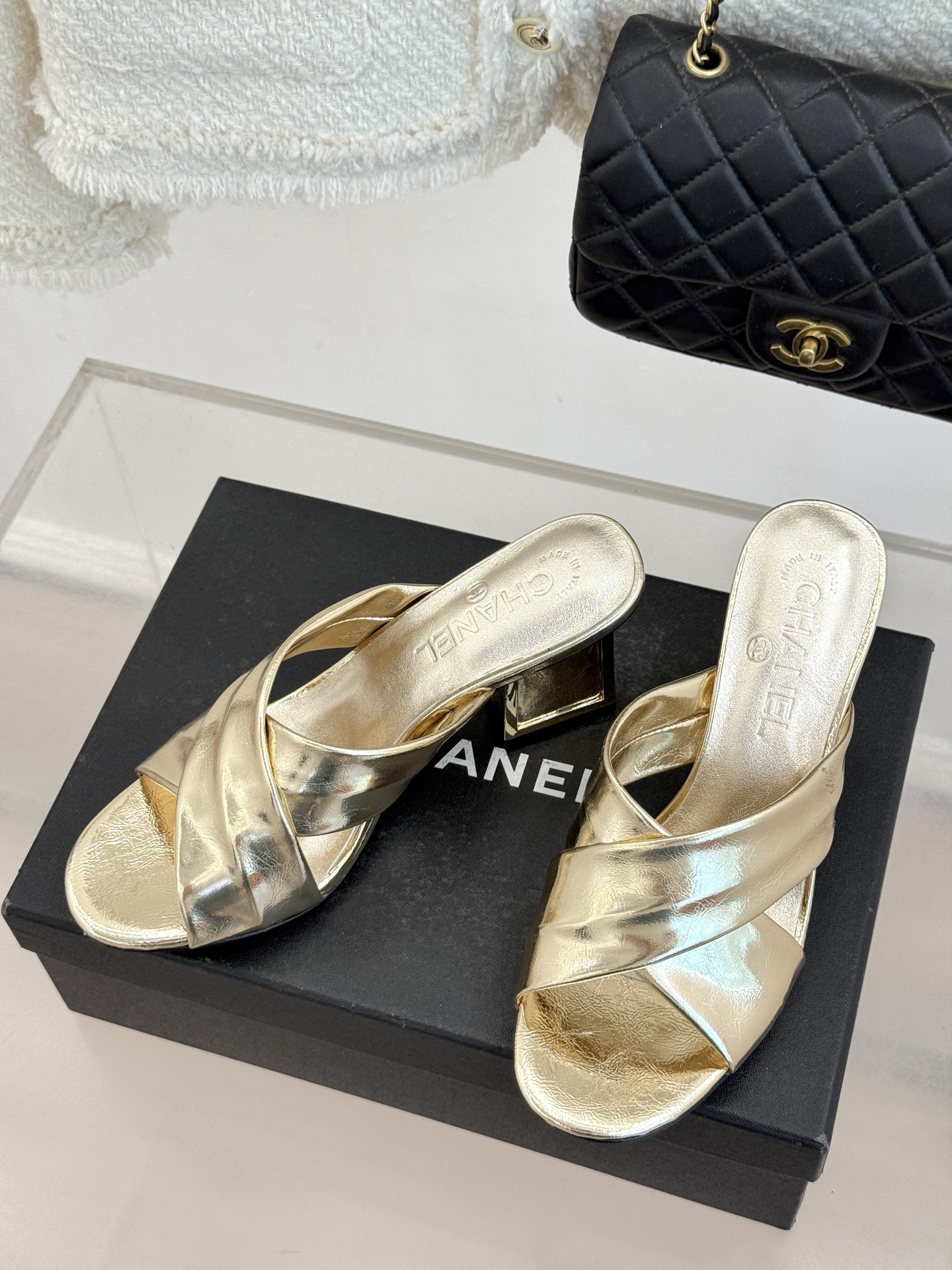 CHANE* ｜小香经典双C交叉带金属跟粗跟拖鞋小香将法式经典与现代慵懒相融打造这款辨识度拉满的粗跟拖鞋