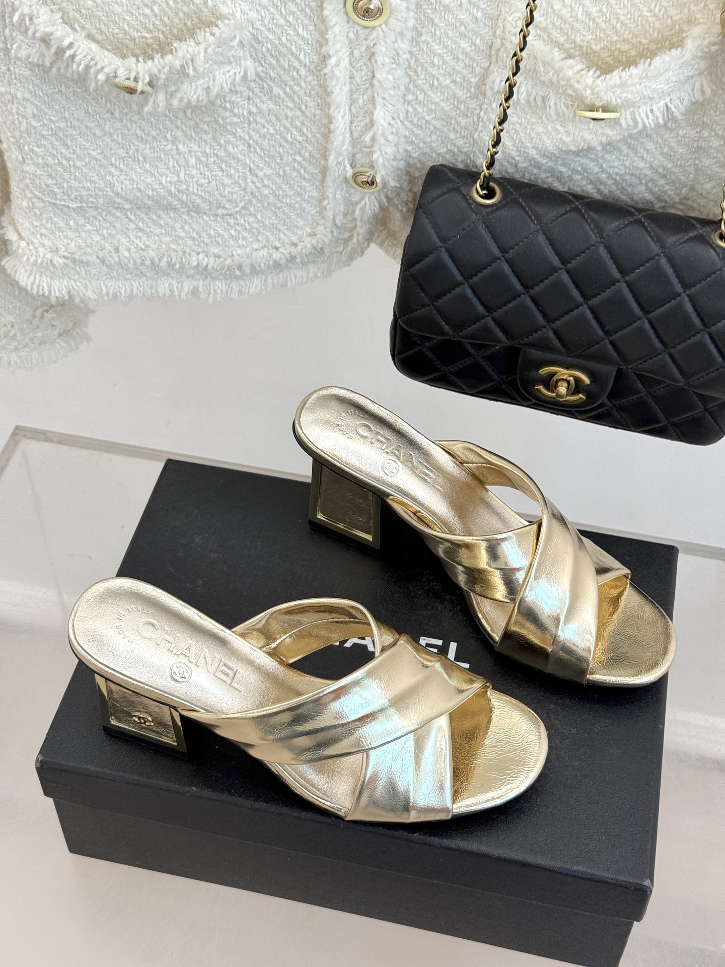 CHANE* ｜小香经典双C交叉带金属跟粗跟拖鞋小香将法式经典与现代慵懒相融打造这款辨识度拉满的粗跟拖鞋