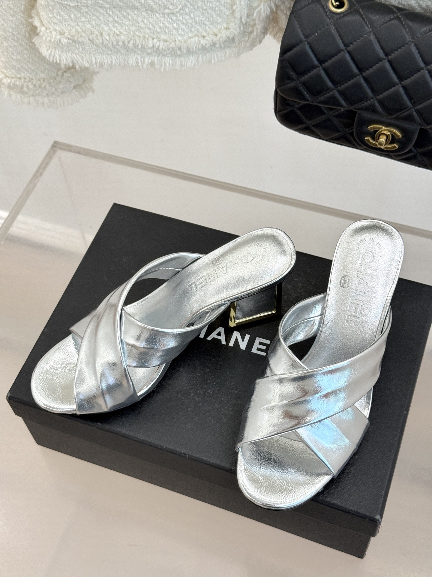 CHANE* ｜小香经典双C交叉带金属跟粗跟拖鞋小香将法式经典与现代慵懒相融打造这款辨识度拉满的粗跟拖鞋