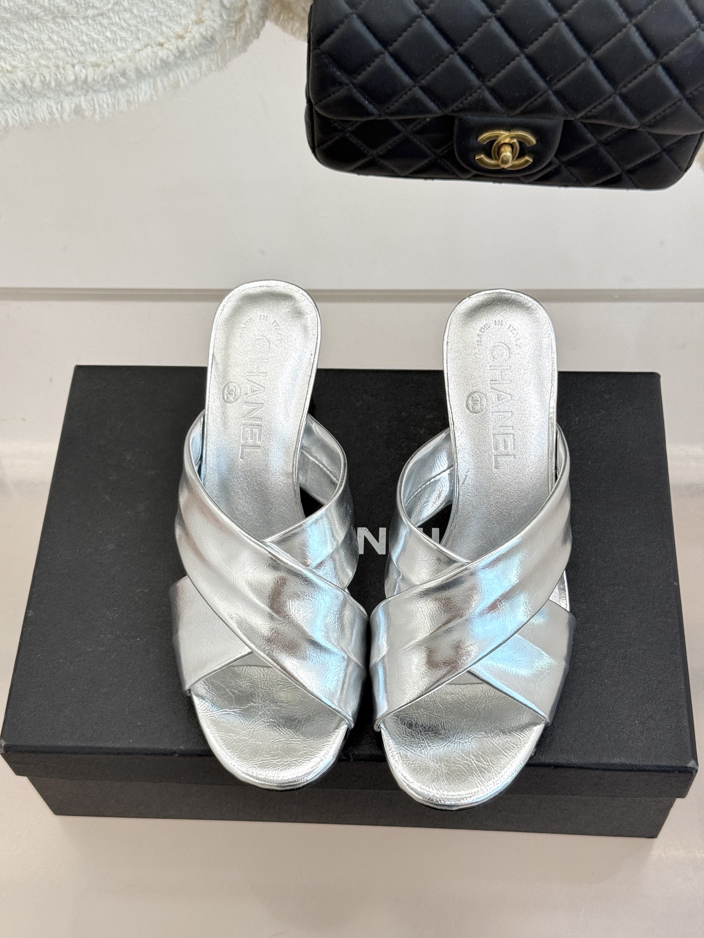 CHANE* ｜小香经典双C交叉带金属跟粗跟拖鞋小香将法式经典与现代慵懒相融打造这款辨识度拉满的粗跟拖鞋