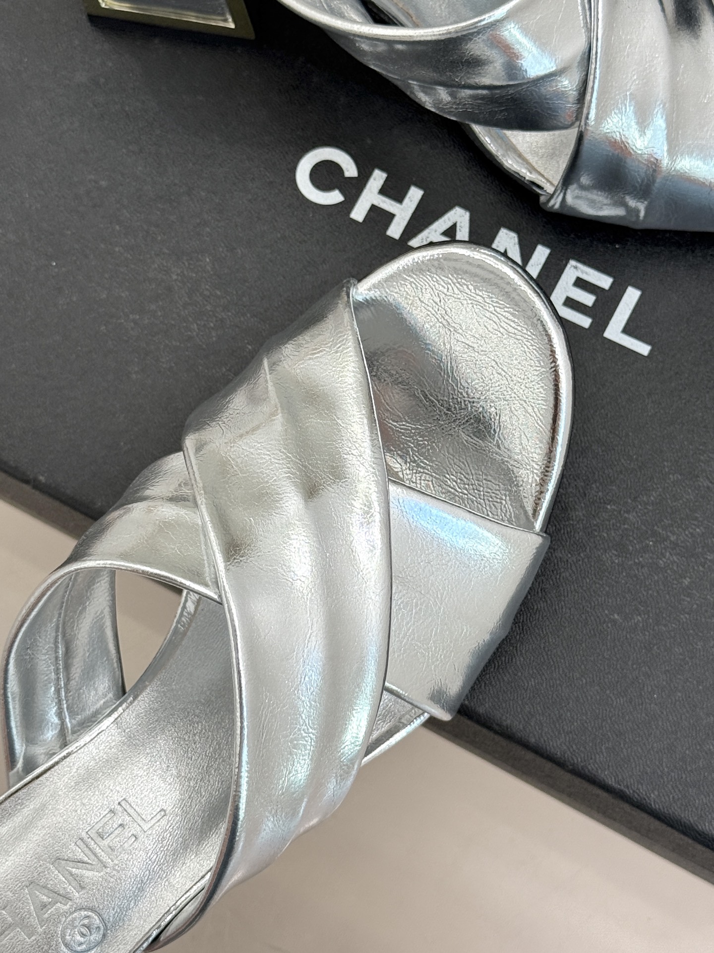 CHANE* ｜小香经典双C交叉带金属跟粗跟拖鞋小香将法式经典与现代慵懒相融打造这款辨识度拉满的粗跟拖鞋