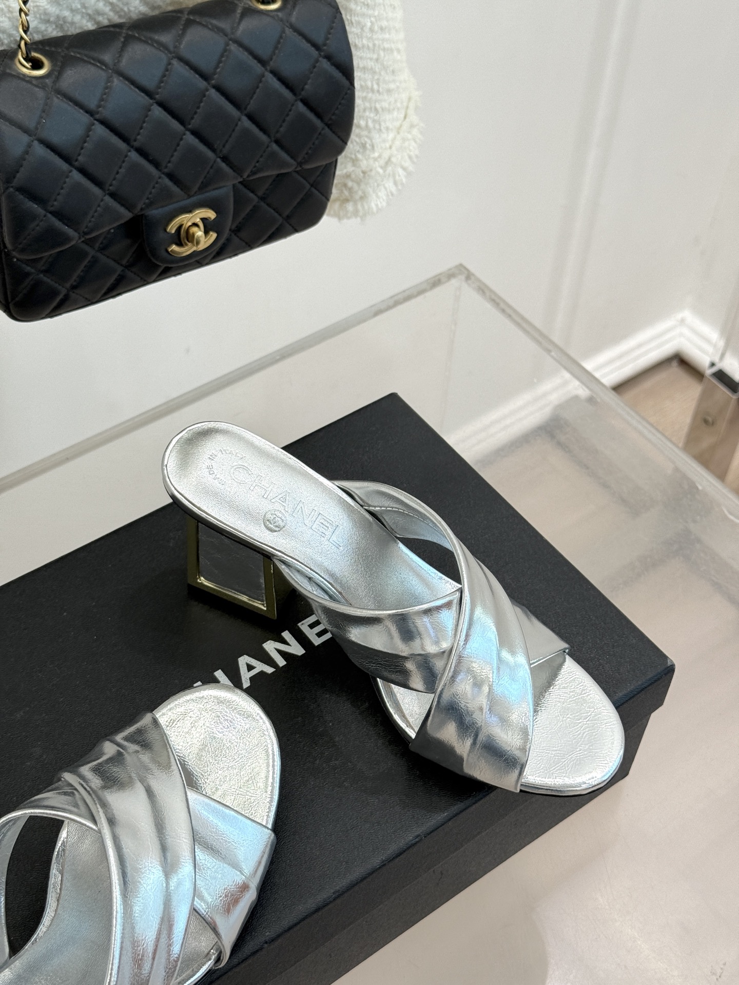 CHANE* ｜小香经典双C交叉带金属跟粗跟拖鞋小香将法式经典与现代慵懒相融打造这款辨识度拉满的粗跟拖鞋