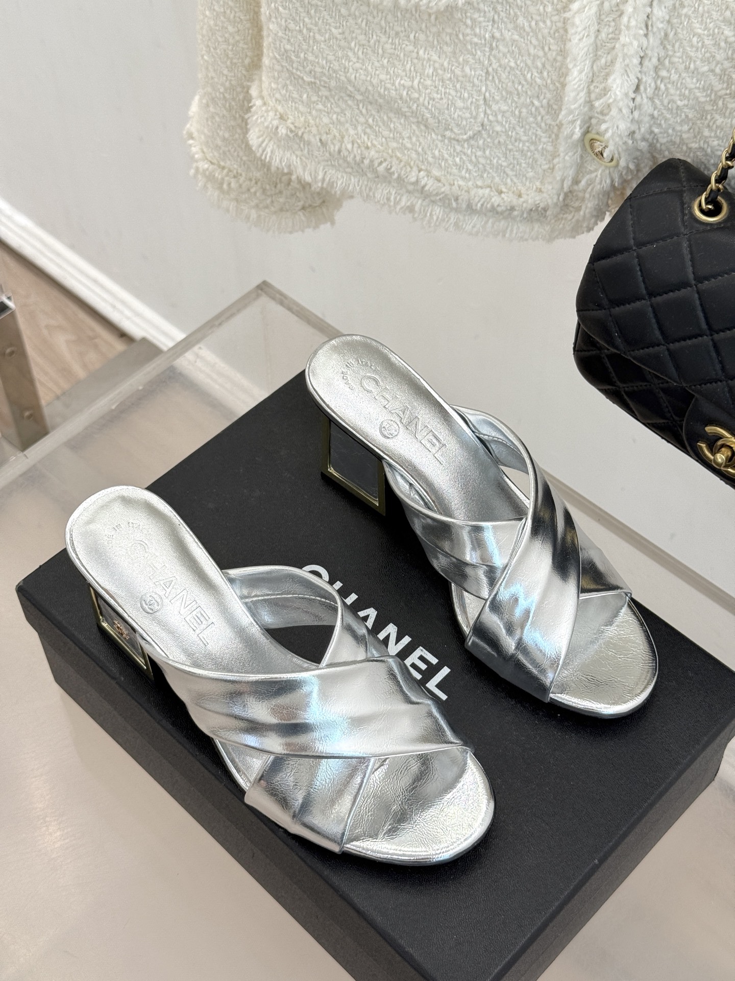 CHANE* ｜小香经典双C交叉带金属跟粗跟拖鞋小香将法式经典与现代慵懒相融打造这款辨识度拉满的粗跟拖鞋