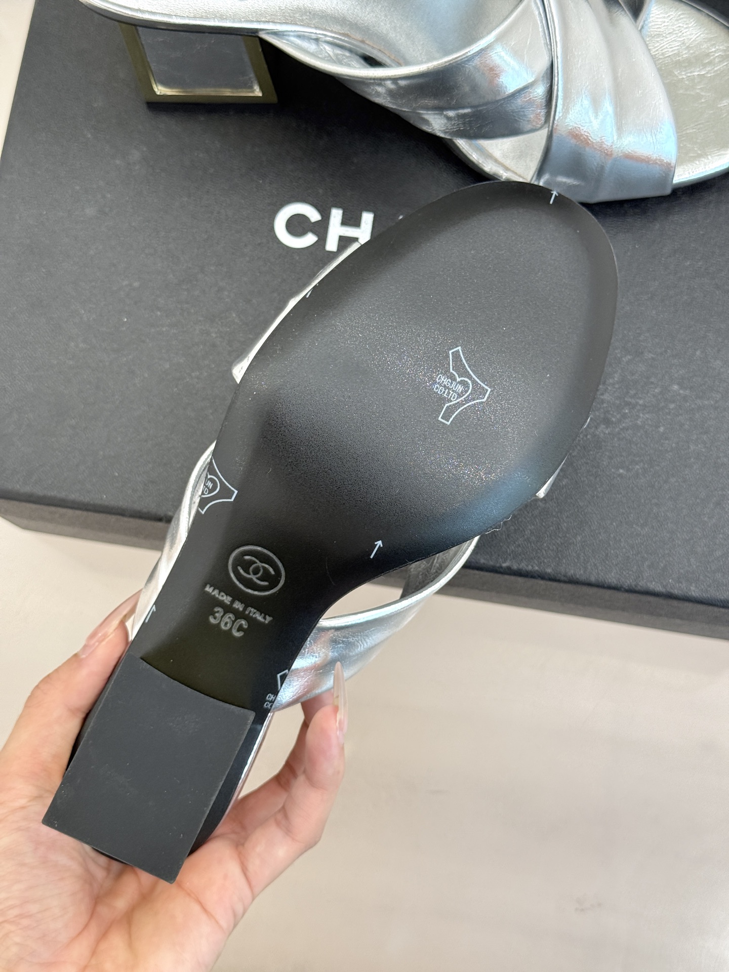 CHANE* ｜小香经典双C交叉带金属跟粗跟拖鞋小香将法式经典与现代慵懒相融打造这款辨识度拉满的粗跟拖鞋