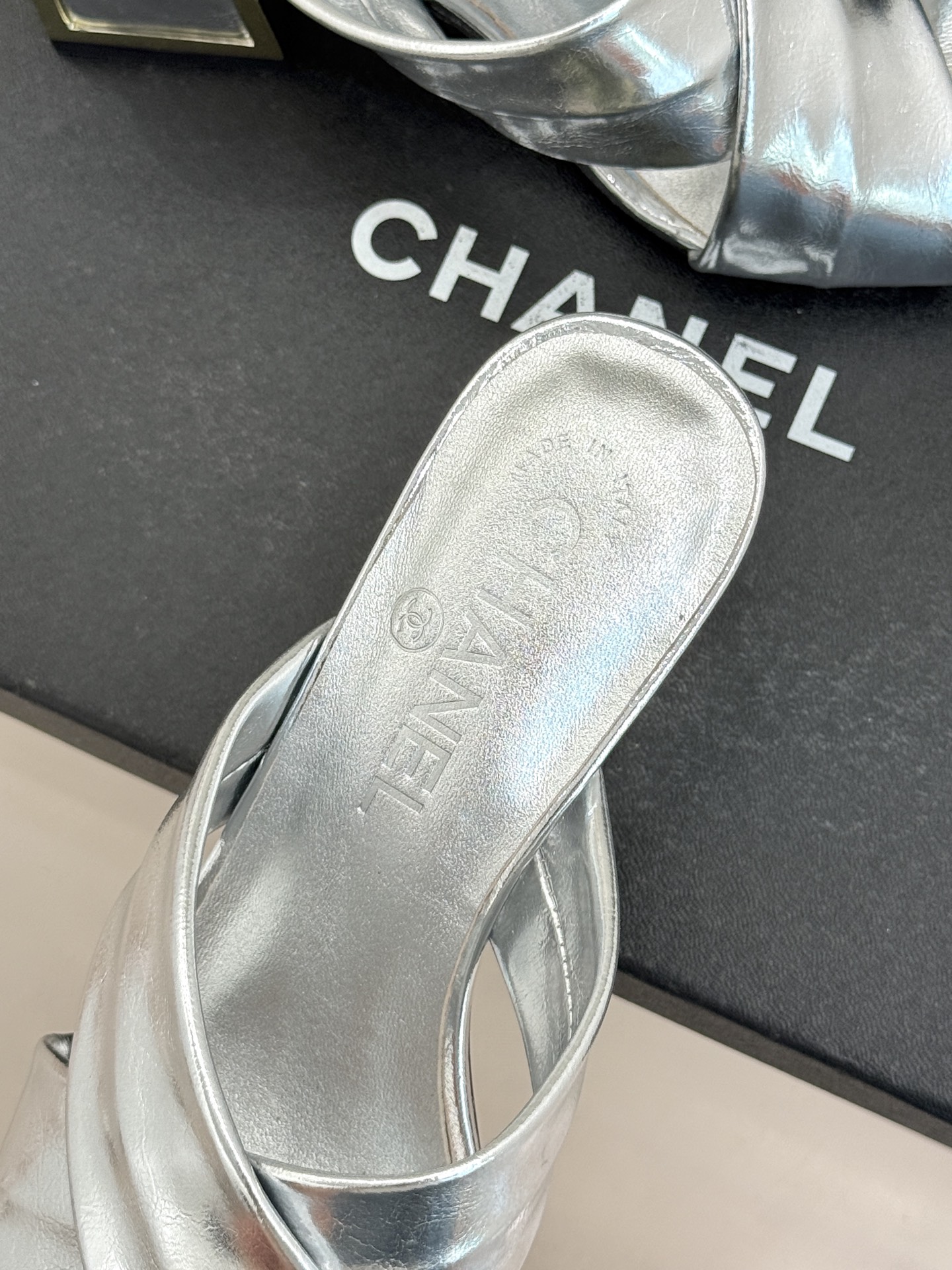 CHANE* ｜小香经典双C交叉带金属跟粗跟拖鞋小香将法式经典与现代慵懒相融打造这款辨识度拉满的粗跟拖鞋