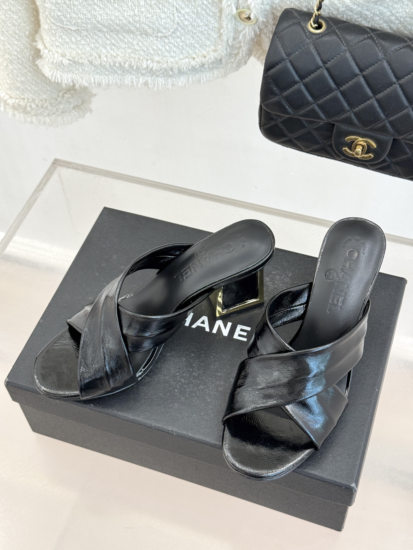 CHANE* ｜小香经典双C交叉带金属跟粗跟拖鞋小香将法式经典与现代慵懒相融打造这款辨识度拉满的粗跟拖鞋