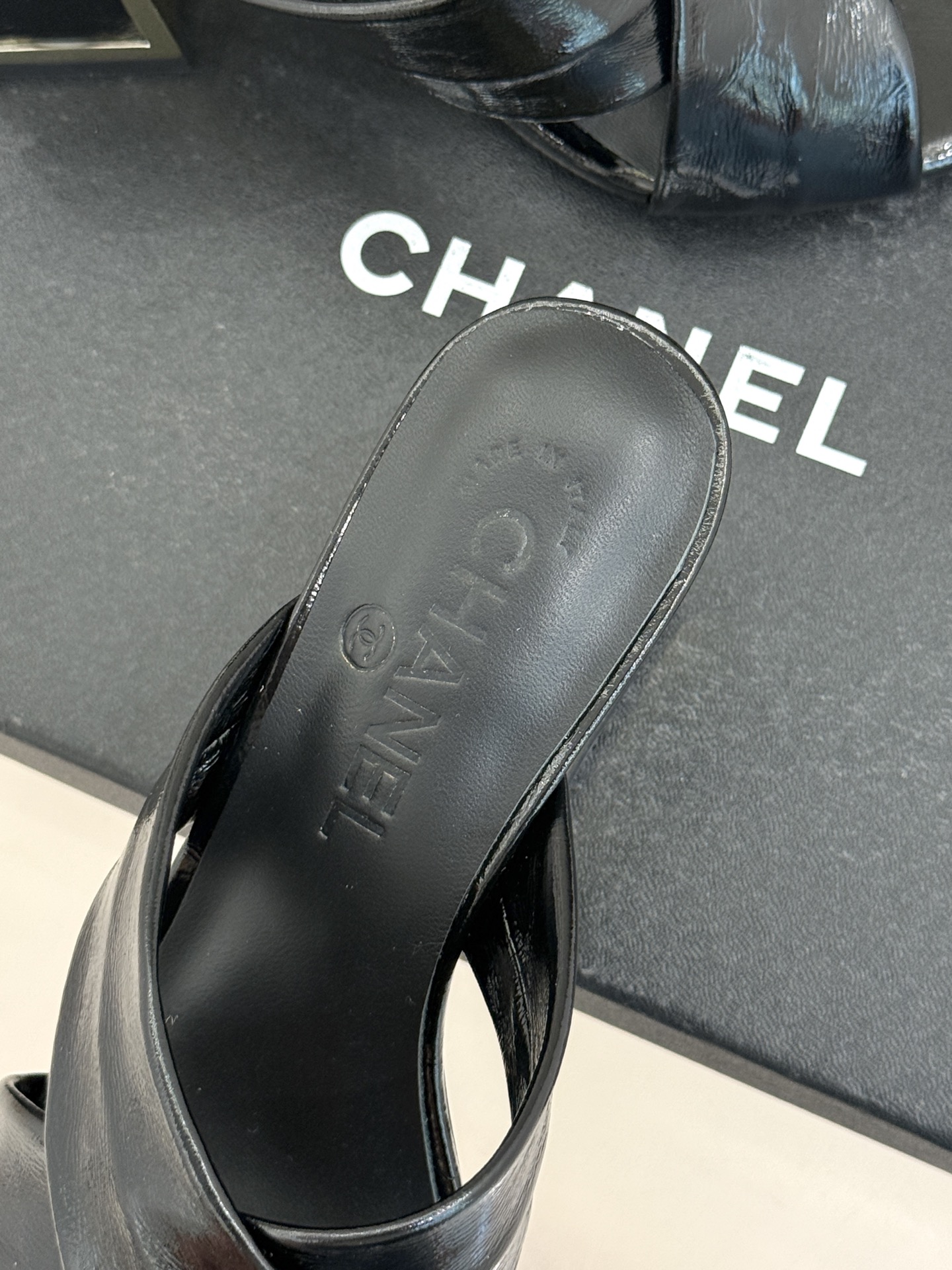 CHANE* ｜小香经典双C交叉带金属跟粗跟拖鞋小香将法式经典与现代慵懒相融打造这款辨识度拉满的粗跟拖鞋