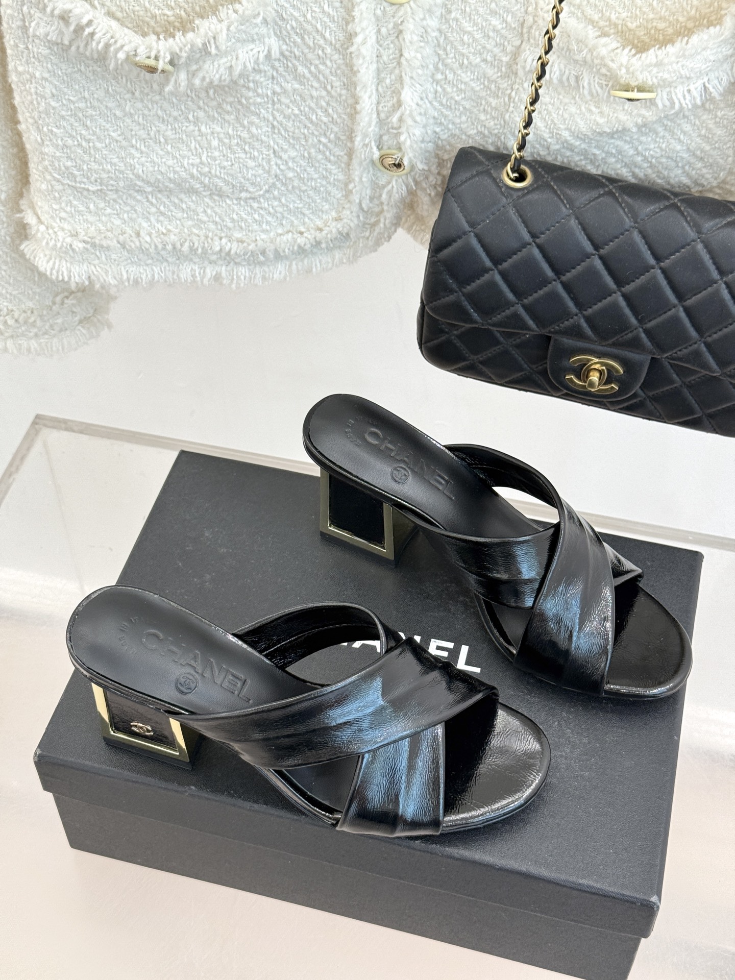 CHANE* ｜小香经典双C交叉带金属跟粗跟拖鞋小香将法式经典与现代慵懒相融打造这款辨识度拉满的粗跟拖鞋