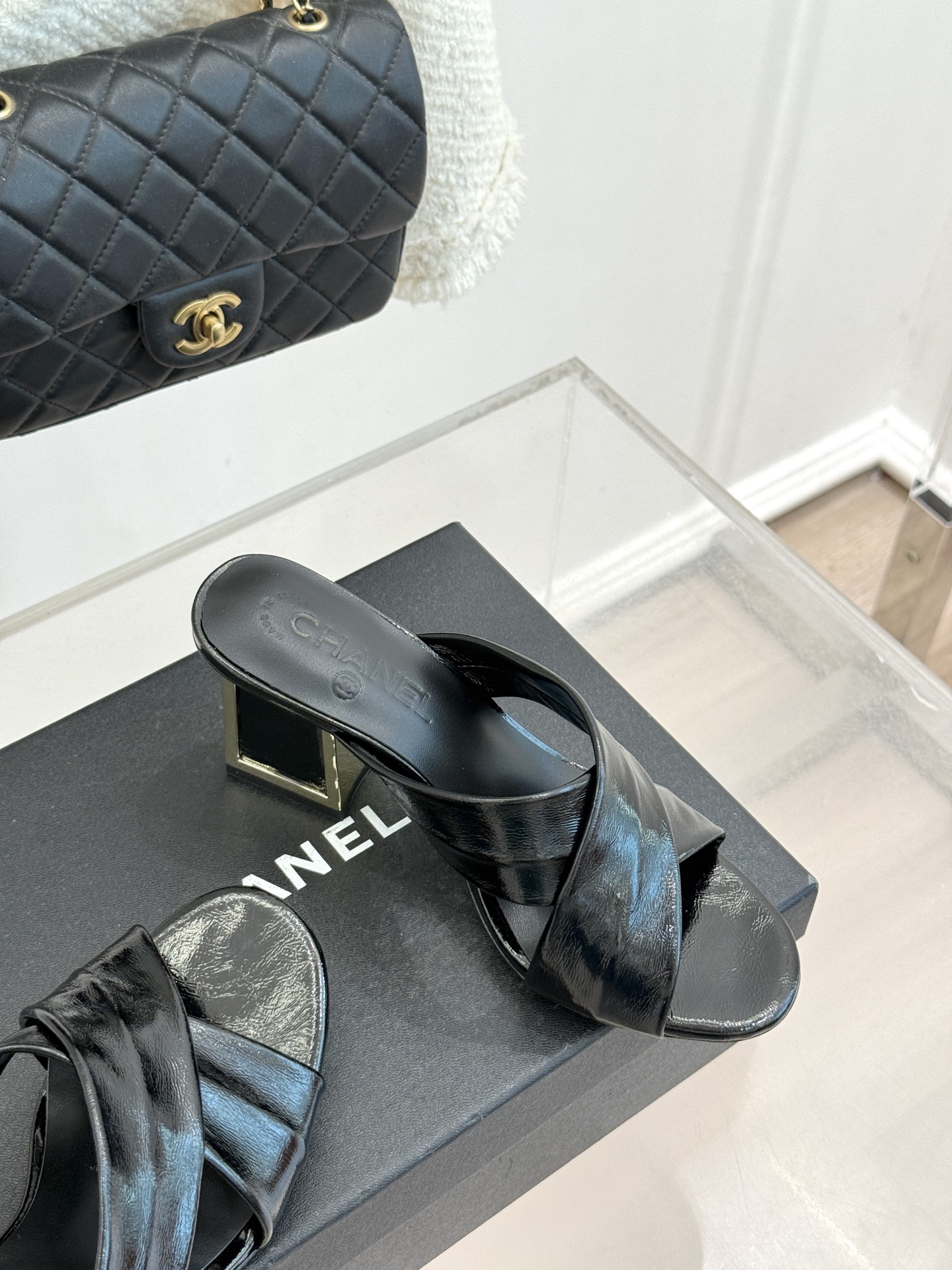 CHANE* ｜小香经典双C交叉带金属跟粗跟拖鞋小香将法式经典与现代慵懒相融打造这款辨识度拉满的粗跟拖鞋