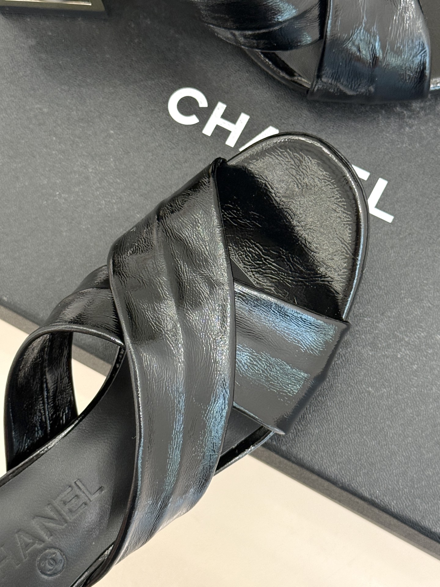 CHANE* ｜小香经典双C交叉带金属跟粗跟拖鞋小香将法式经典与现代慵懒相融打造这款辨识度拉满的粗跟拖鞋