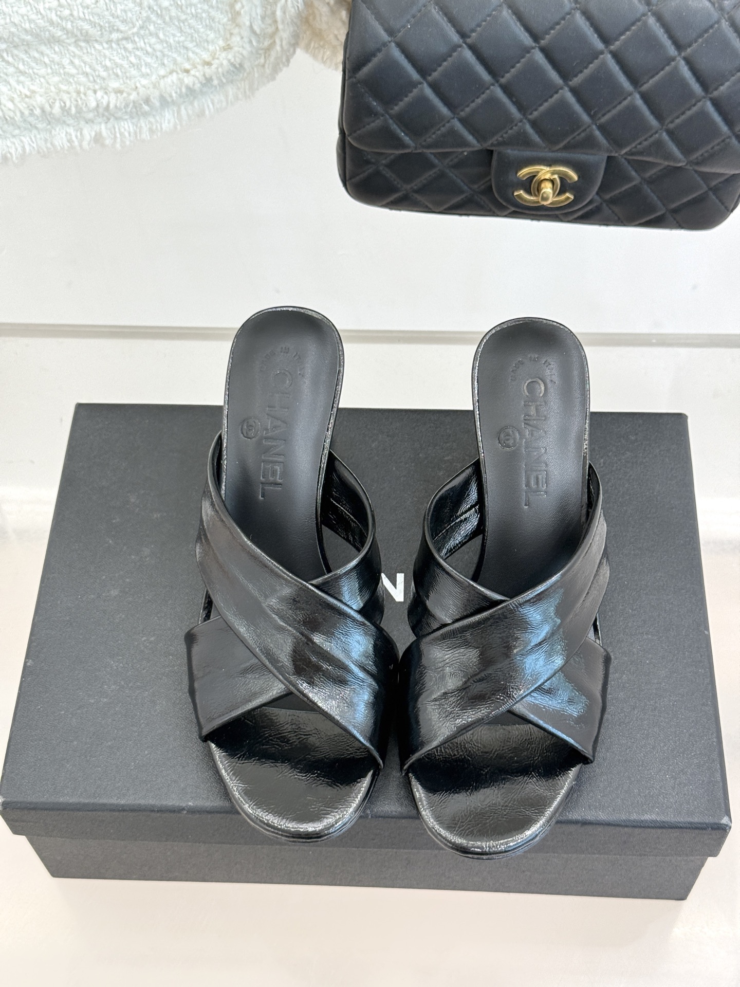 CHANE* ｜小香经典双C交叉带金属跟粗跟拖鞋小香将法式经典与现代慵懒相融打造这款辨识度拉满的粗跟拖鞋