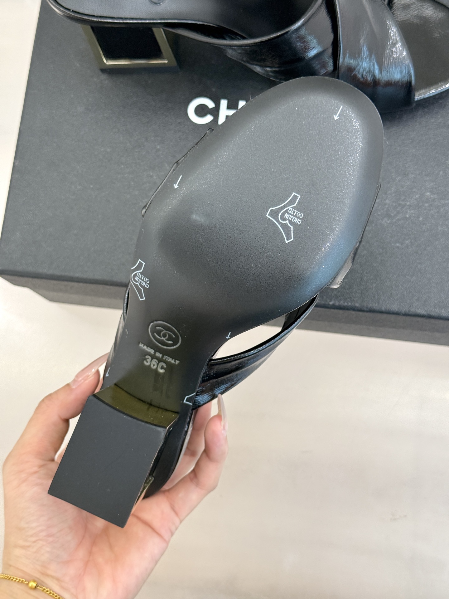 CHANE* ｜小香经典双C交叉带金属跟粗跟拖鞋小香将法式经典与现代慵懒相融打造这款辨识度拉满的粗跟拖鞋