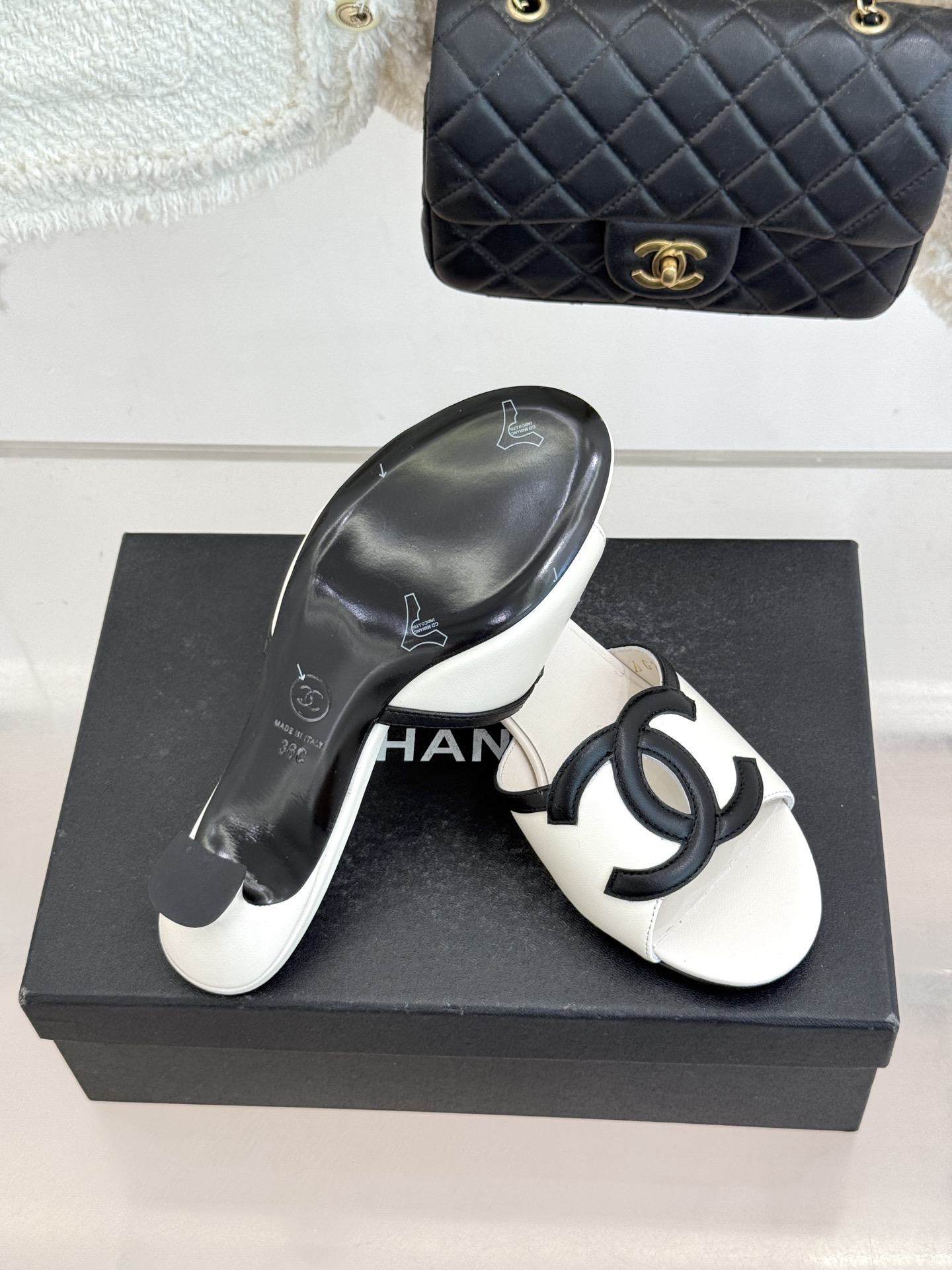 CHANE* ｜小香26S大双C镂空拖鞋以极简轮廓重启法式优雅。标志性大双C镂空设计 利落通透光影下尽显