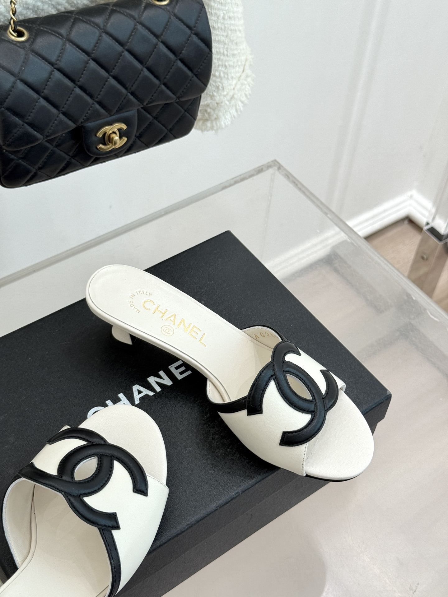 CHANE* ｜小香26S大双C镂空拖鞋以极简轮廓重启法式优雅。标志性大双C镂空设计 利落通透光影下尽显