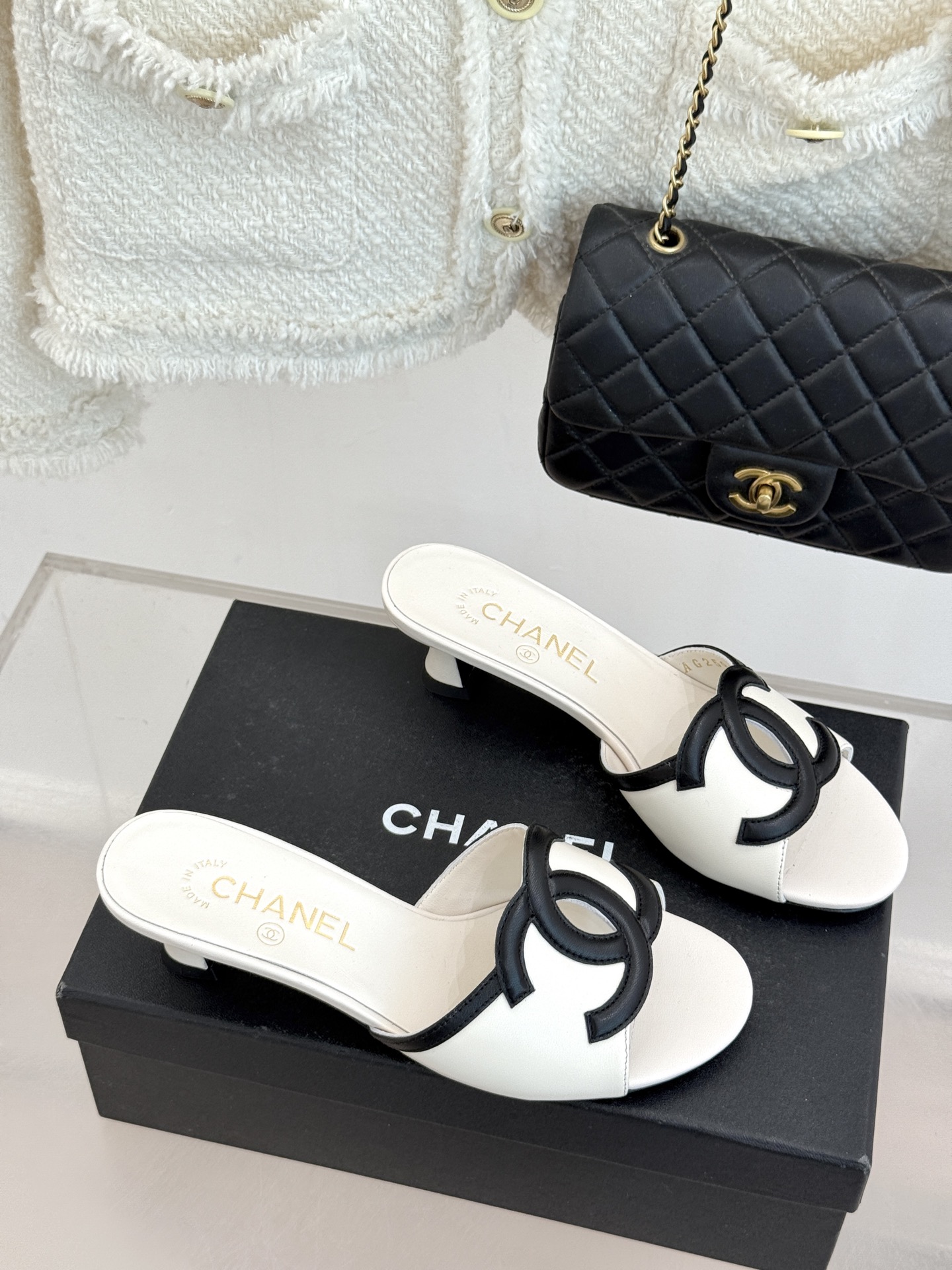 CHANE* ｜小香26S大双C镂空拖鞋以极简轮廓重启法式优雅。标志性大双C镂空设计 利落通透光影下尽显