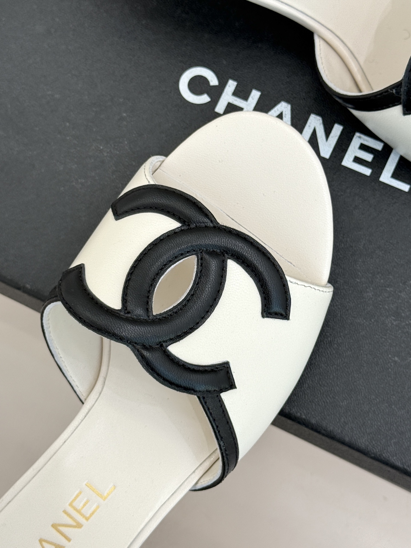 CHANE* ｜小香26S大双C镂空拖鞋以极简轮廓重启法式优雅。标志性大双C镂空设计 利落通透光影下尽显
