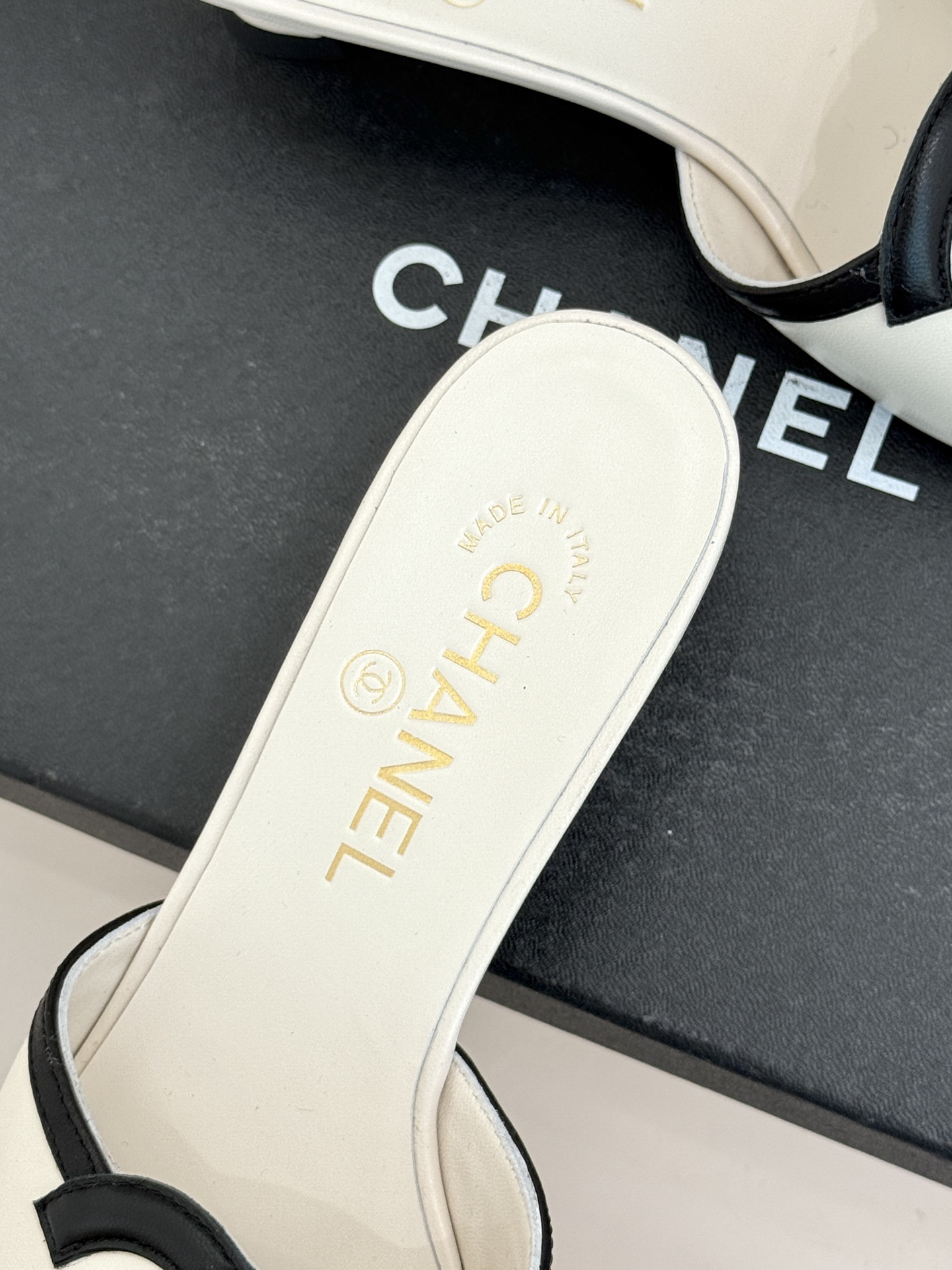 CHANE* ｜小香26S大双C镂空拖鞋以极简轮廓重启法式优雅。标志性大双C镂空设计 利落通透光影下尽显