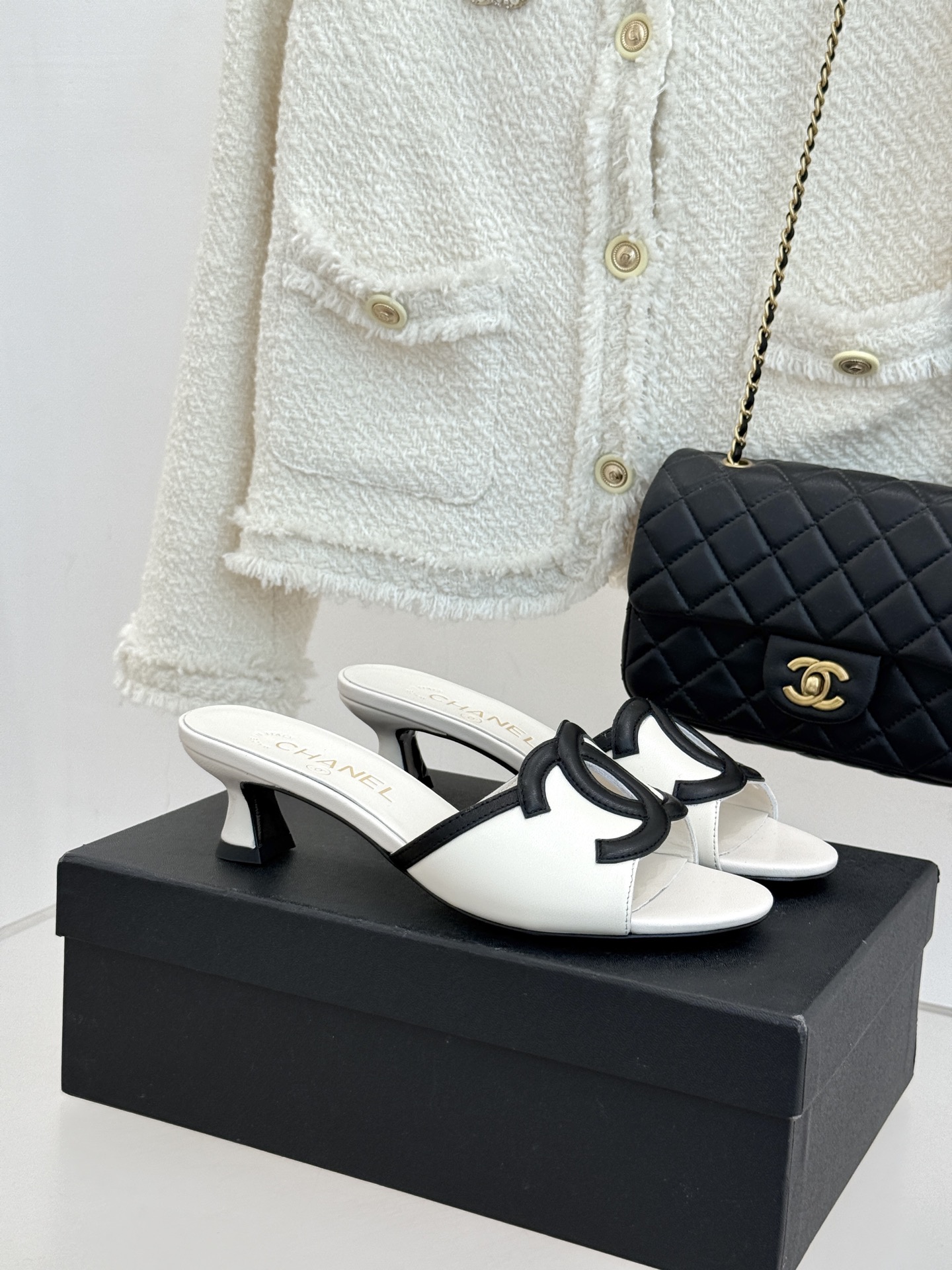 CHANE* ｜小香26S大双C镂空拖鞋以极简轮廓重启法式优雅。标志性大双C镂空设计 利落通透光影下尽显