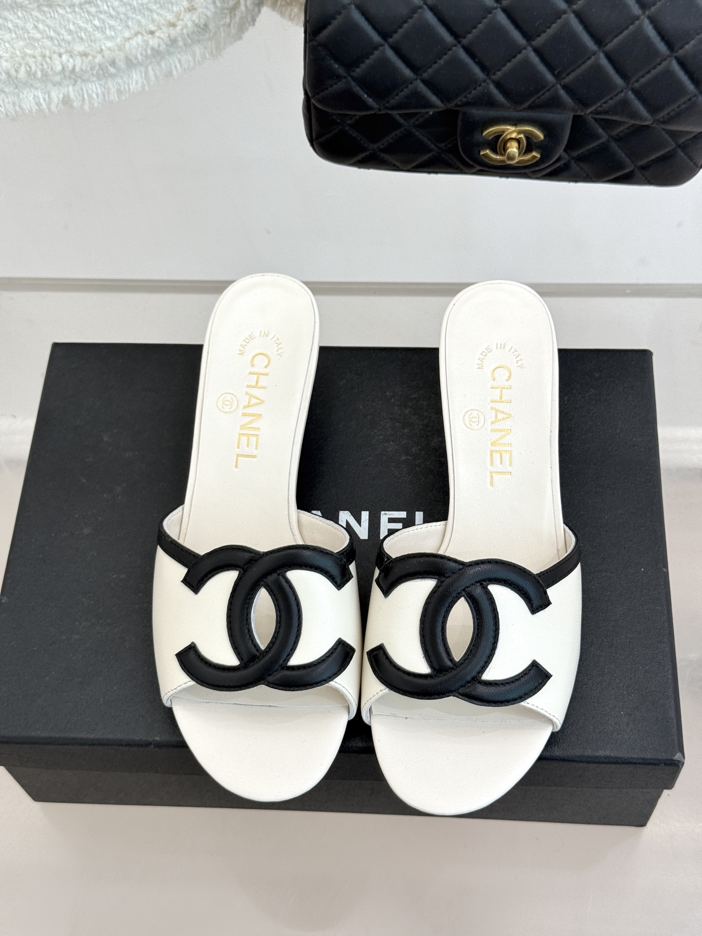 CHANE* ｜小香26S大双C镂空拖鞋以极简轮廓重启法式优雅。标志性大双C镂空设计 利落通透光影下尽显